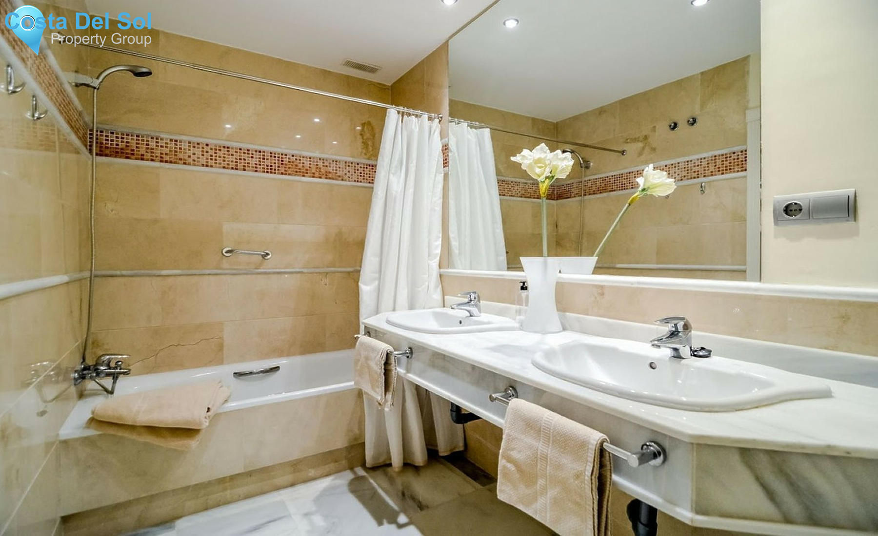 Middle Floor Apartment in Aloha-1278076