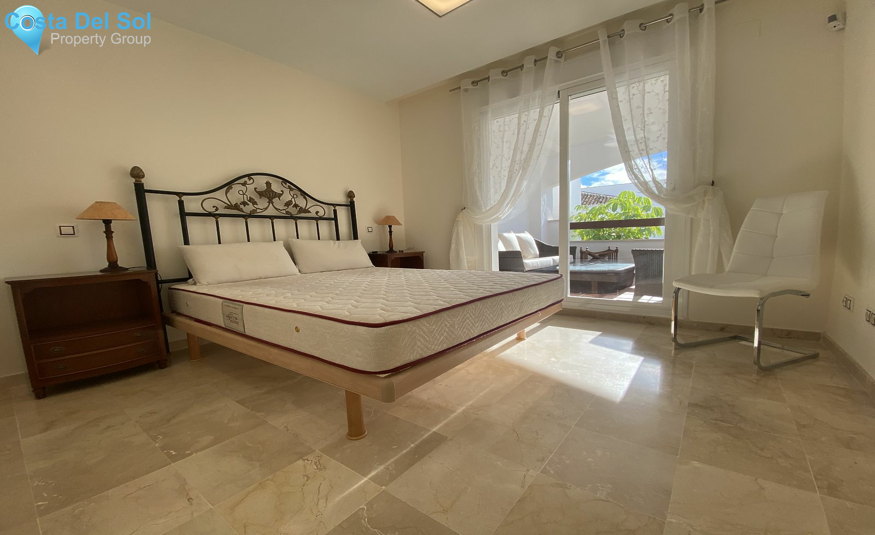 Middle Floor Apartment in Aloha-1149653