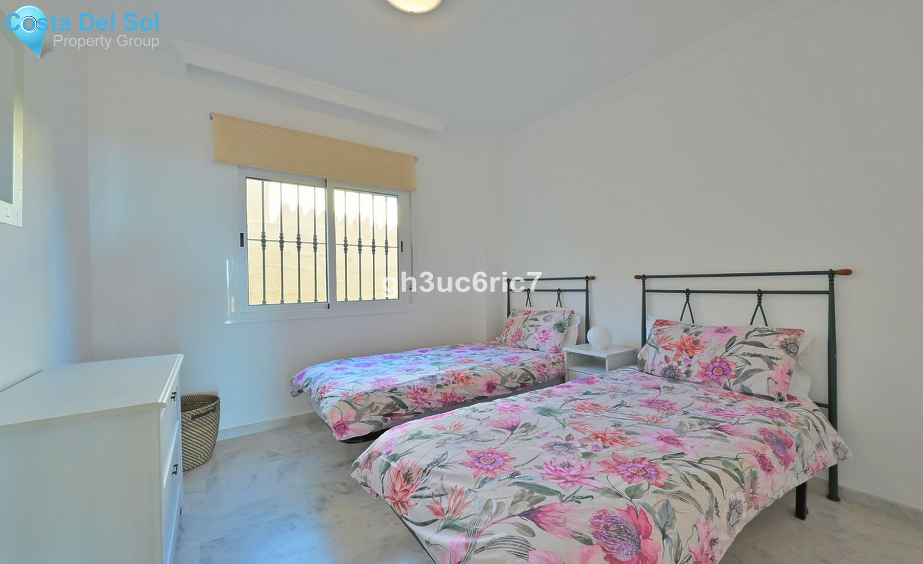 Middle Floor Apartment in Calahonda-1401457