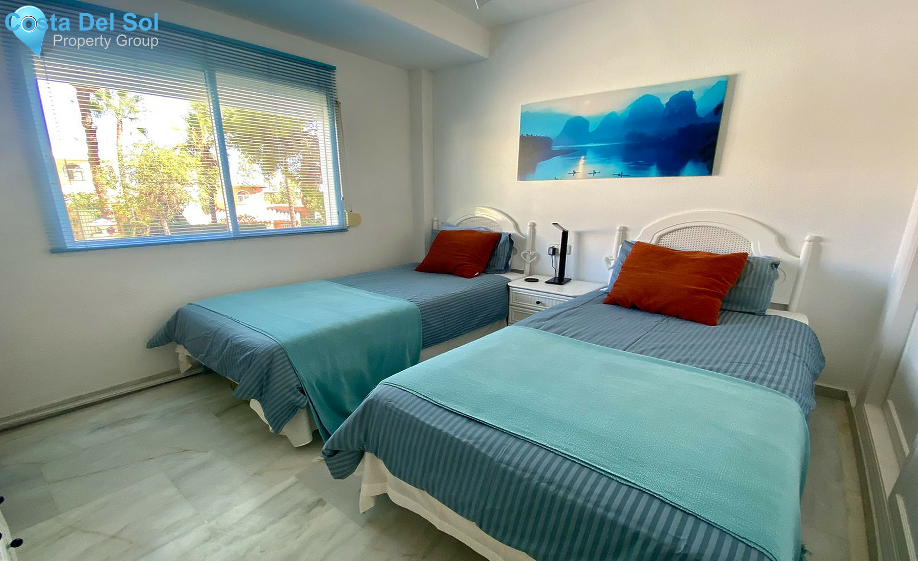 Middle Floor Apartment in Calahonda-1409086