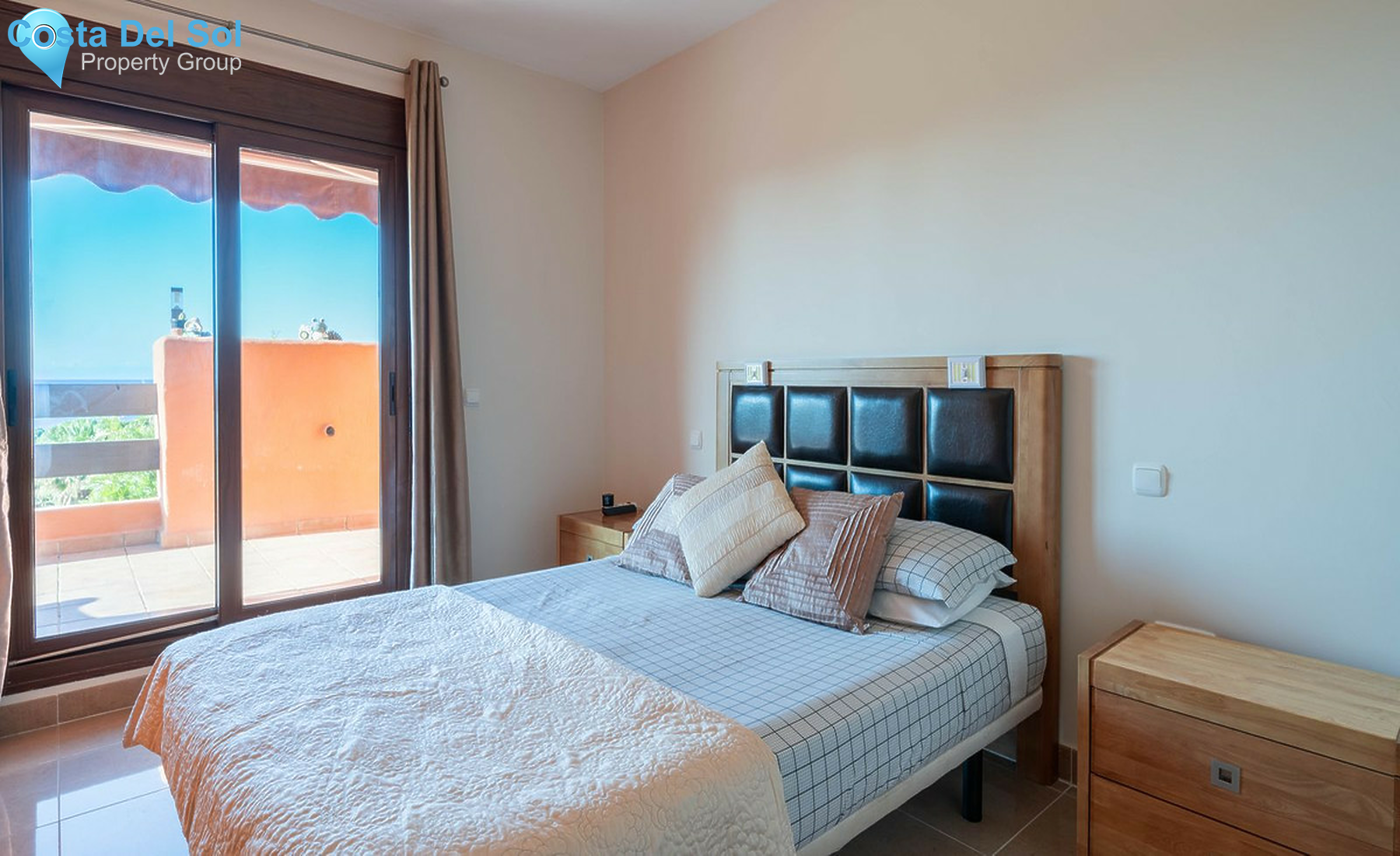 Middle Floor Apartment in Estepona-1410832