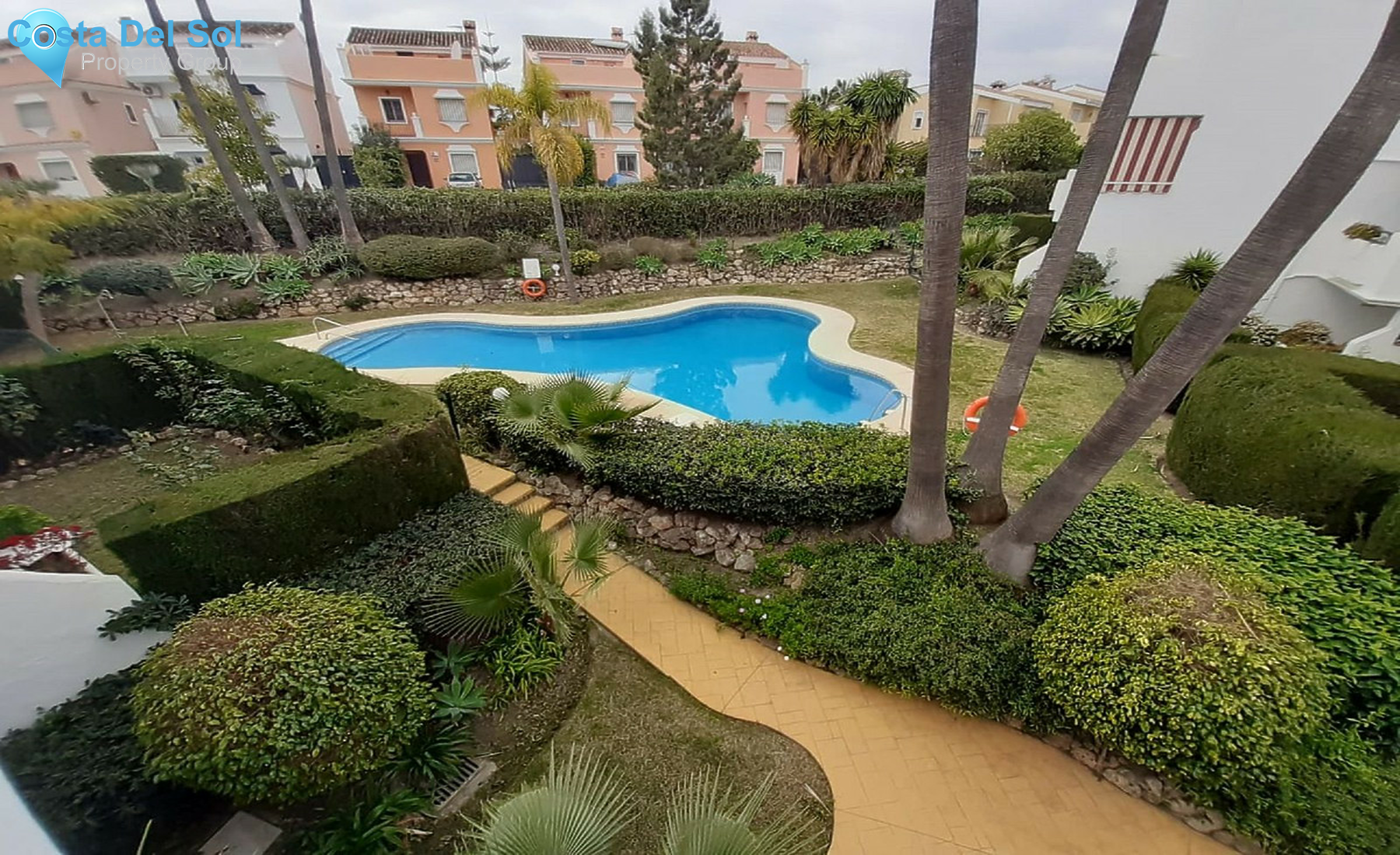 Middle Floor Apartment in Estepona-1411153