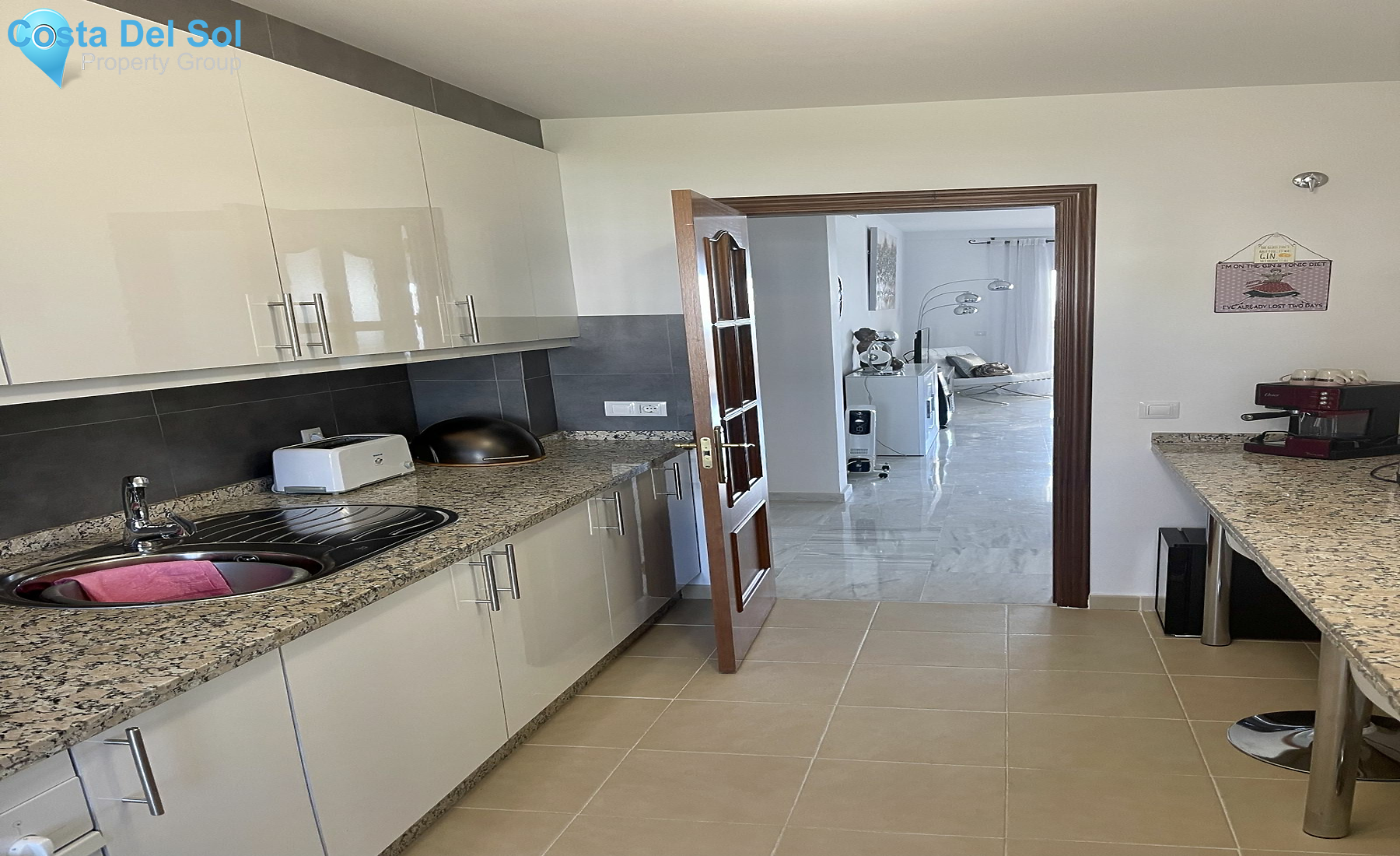 Middle Floor Apartment in Estepona-1147902
