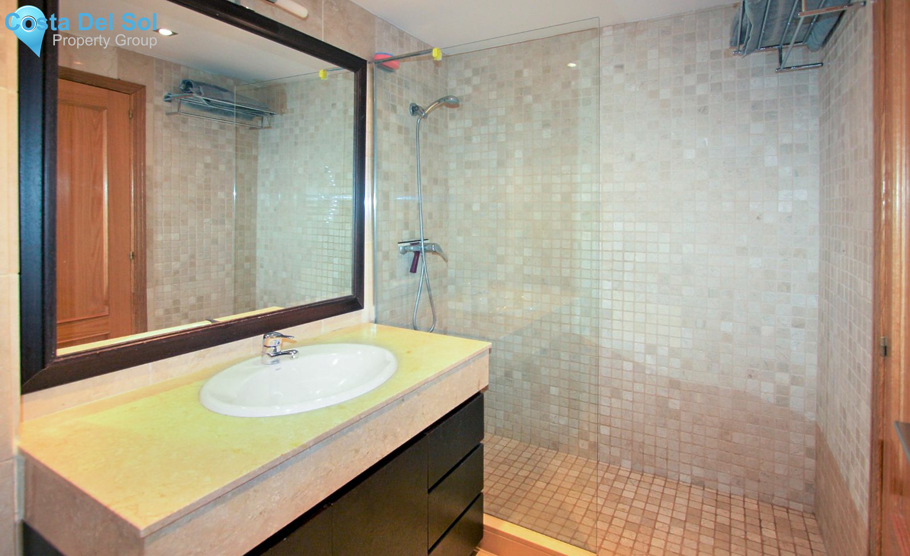 Middle Floor Apartment in Estepona-1205186