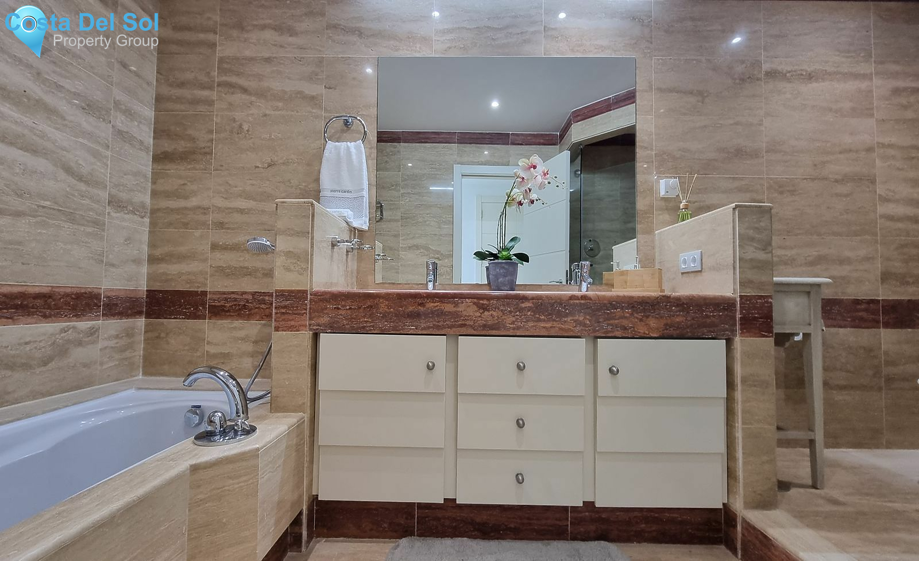 Middle Floor Apartment in Estepona-1468023