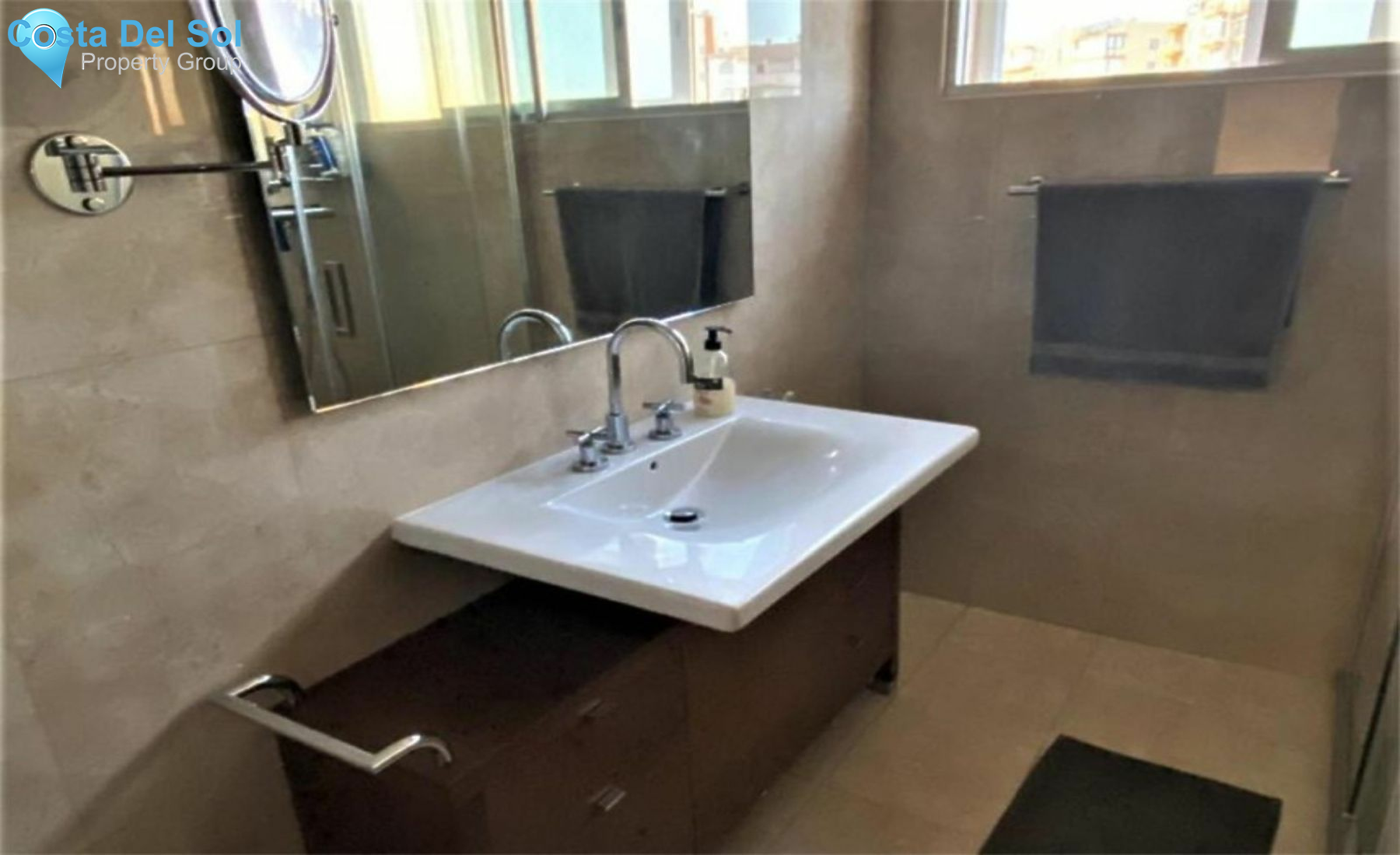 Middle Floor Apartment in Estepona-1550328