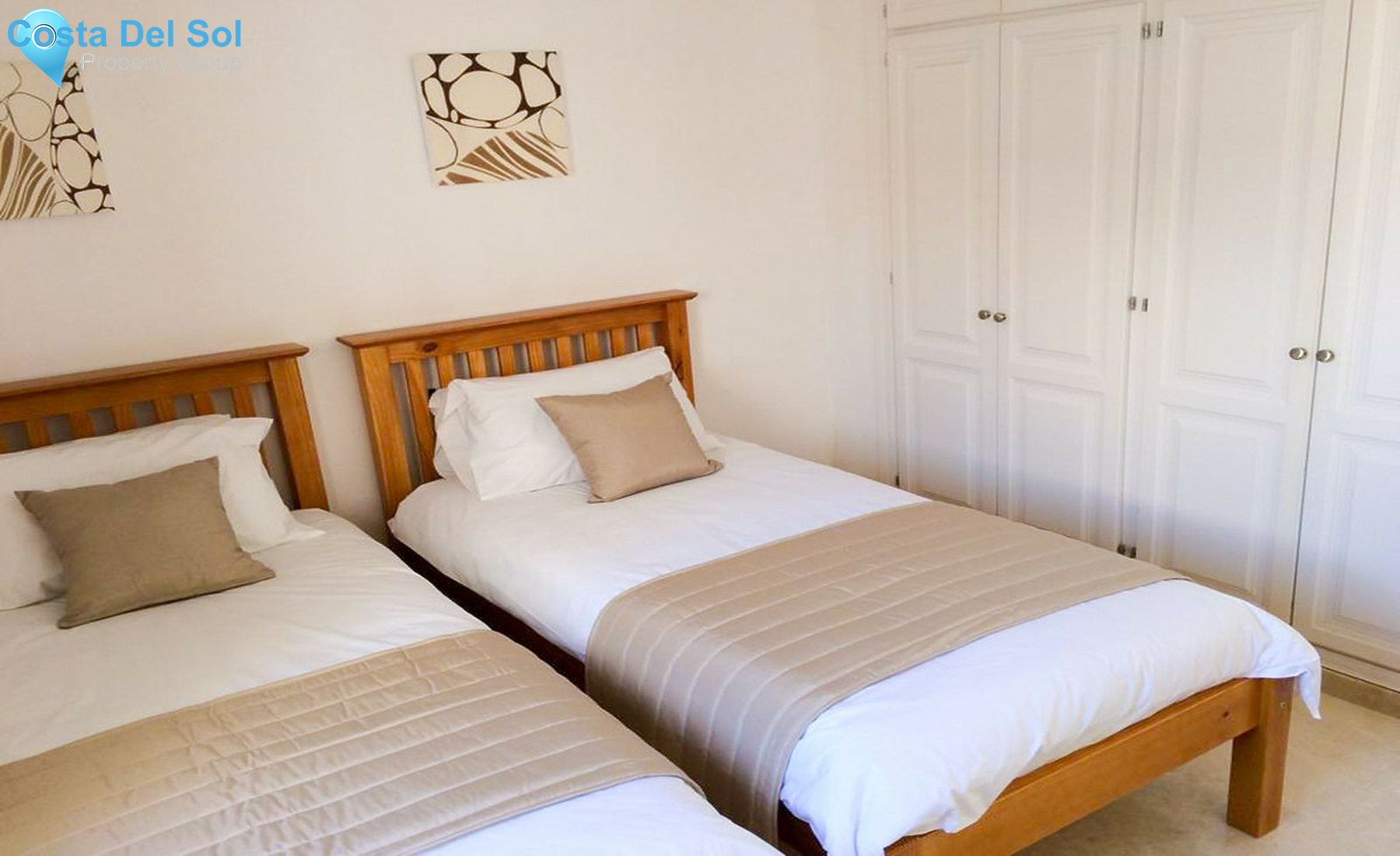 Middle Floor Apartment in La Duquesa-1457225