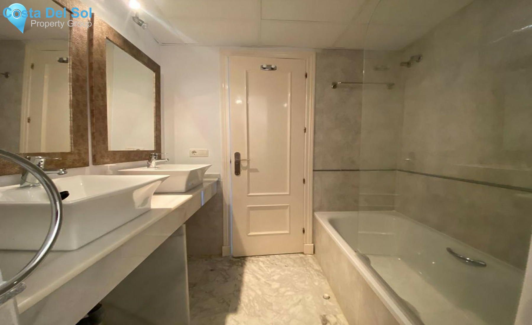 Middle Floor Apartment in La Duquesa-1500284