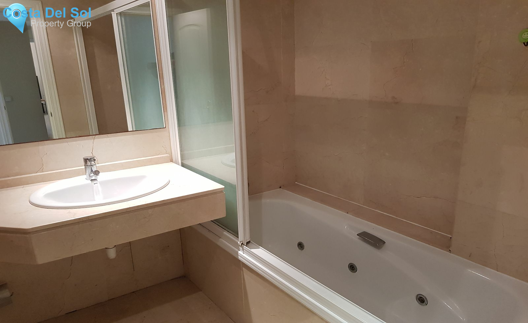 Middle Floor Apartment in La Duquesa-1214305