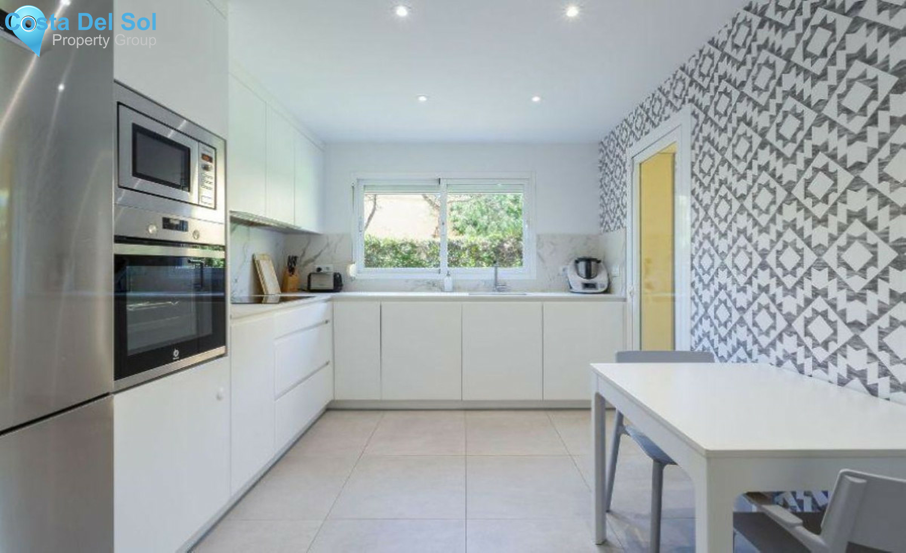Middle Floor Apartment in Marbella-1536040