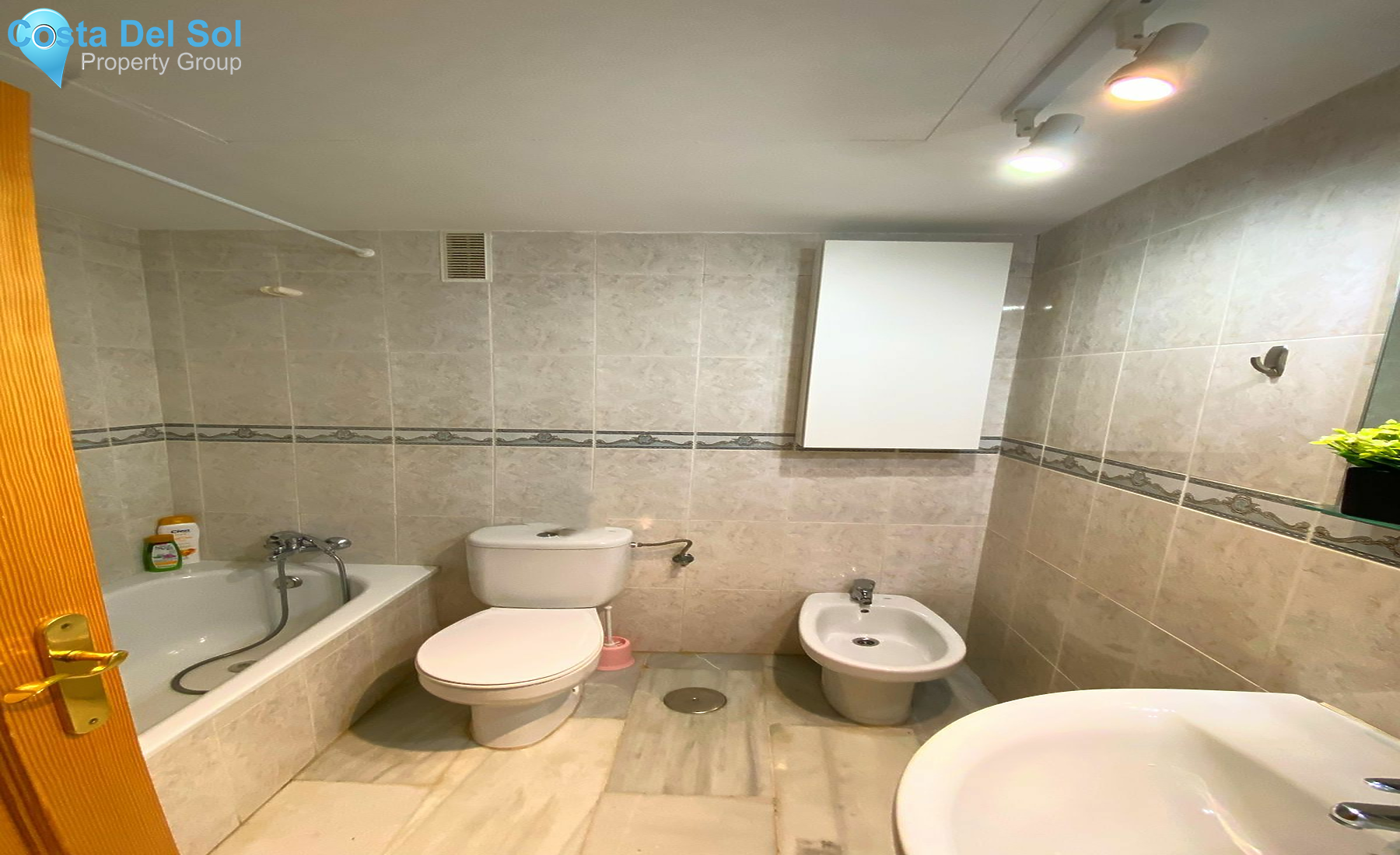 Middle Floor Apartment in Miraflores-1421427