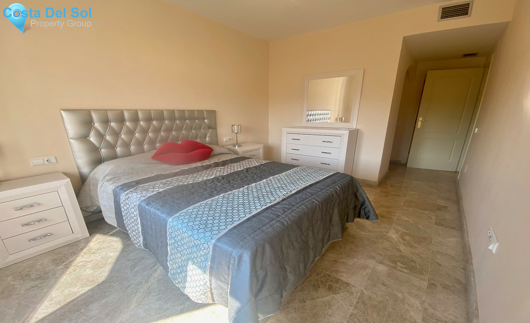 Middle Floor Apartment in Nueva Andalucía-1256418