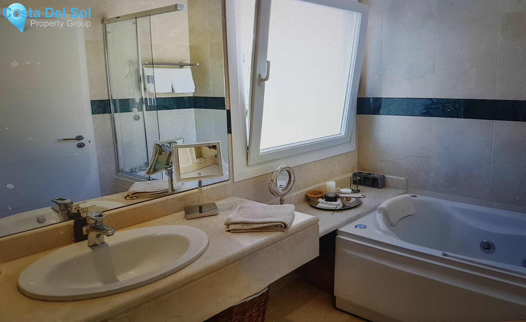 Middle Floor Apartment in Nueva Andalucía-1209342