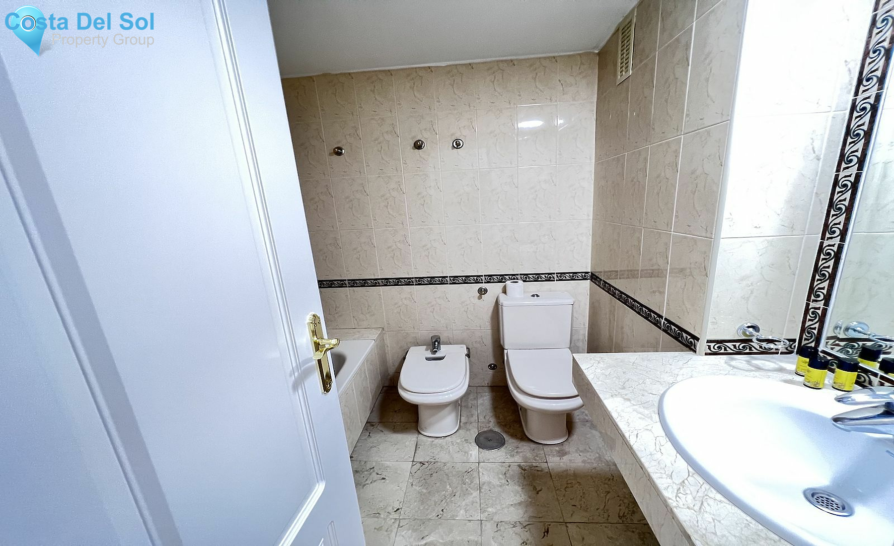 Middle Floor Apartment in Nueva Andalucía-1549541