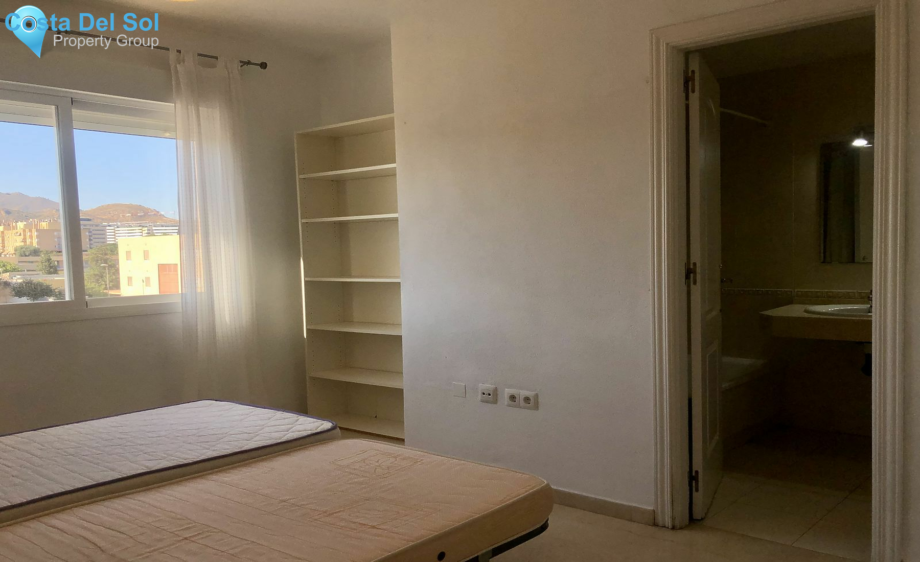 Middle Floor Apartment in Teatinos-1448881