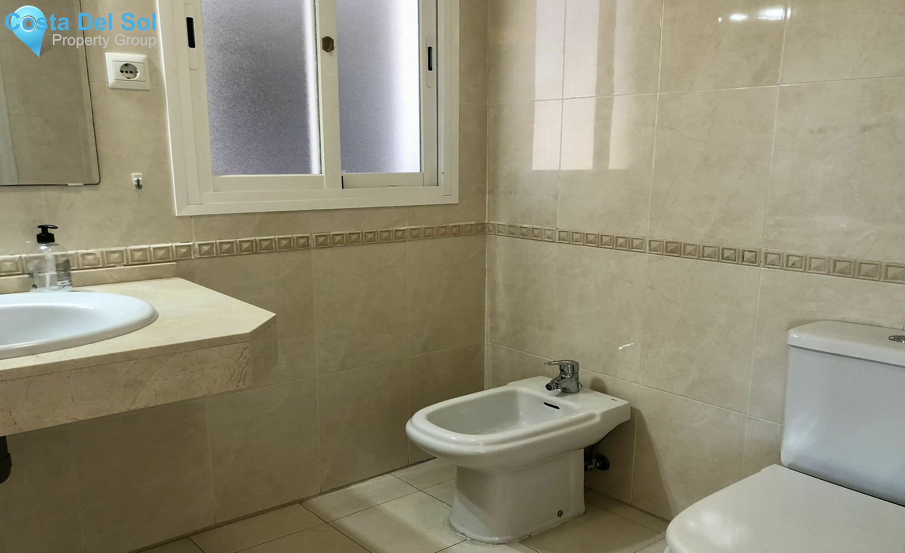 Middle Floor Apartment in Teatinos-1448883