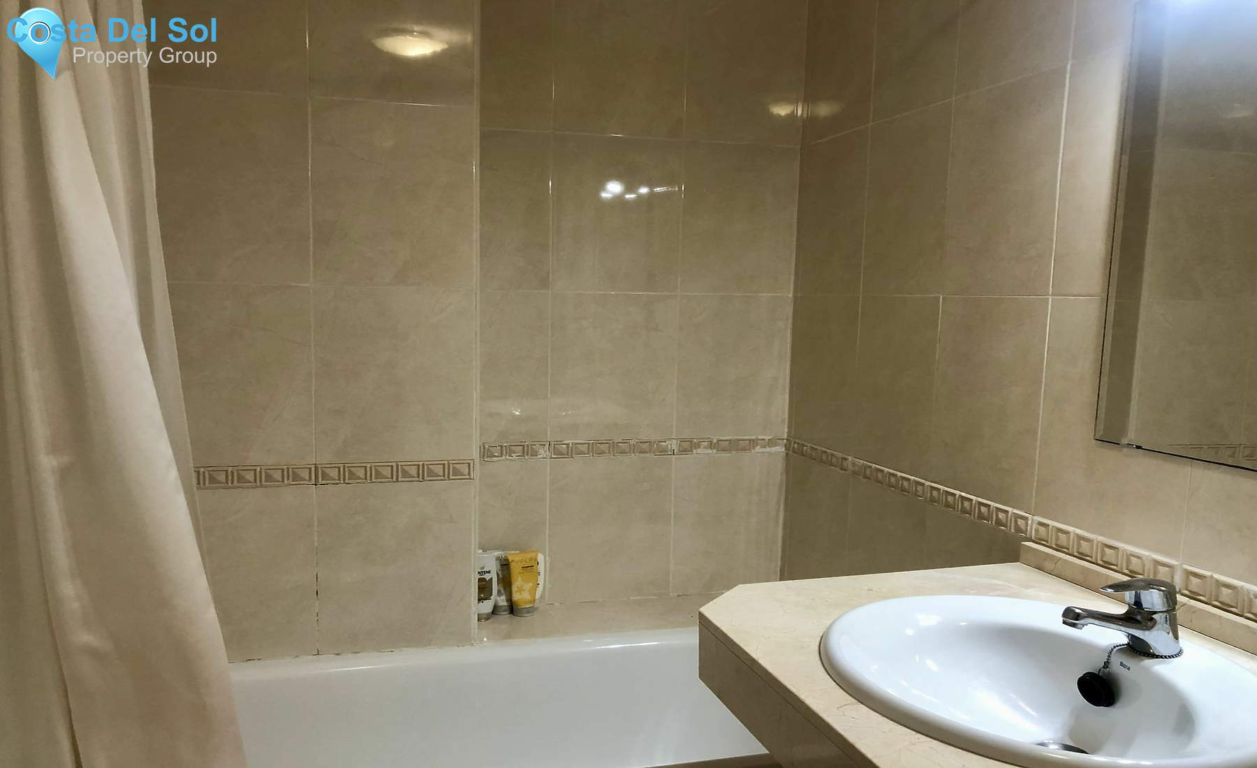 Middle Floor Apartment in Teatinos-1448884