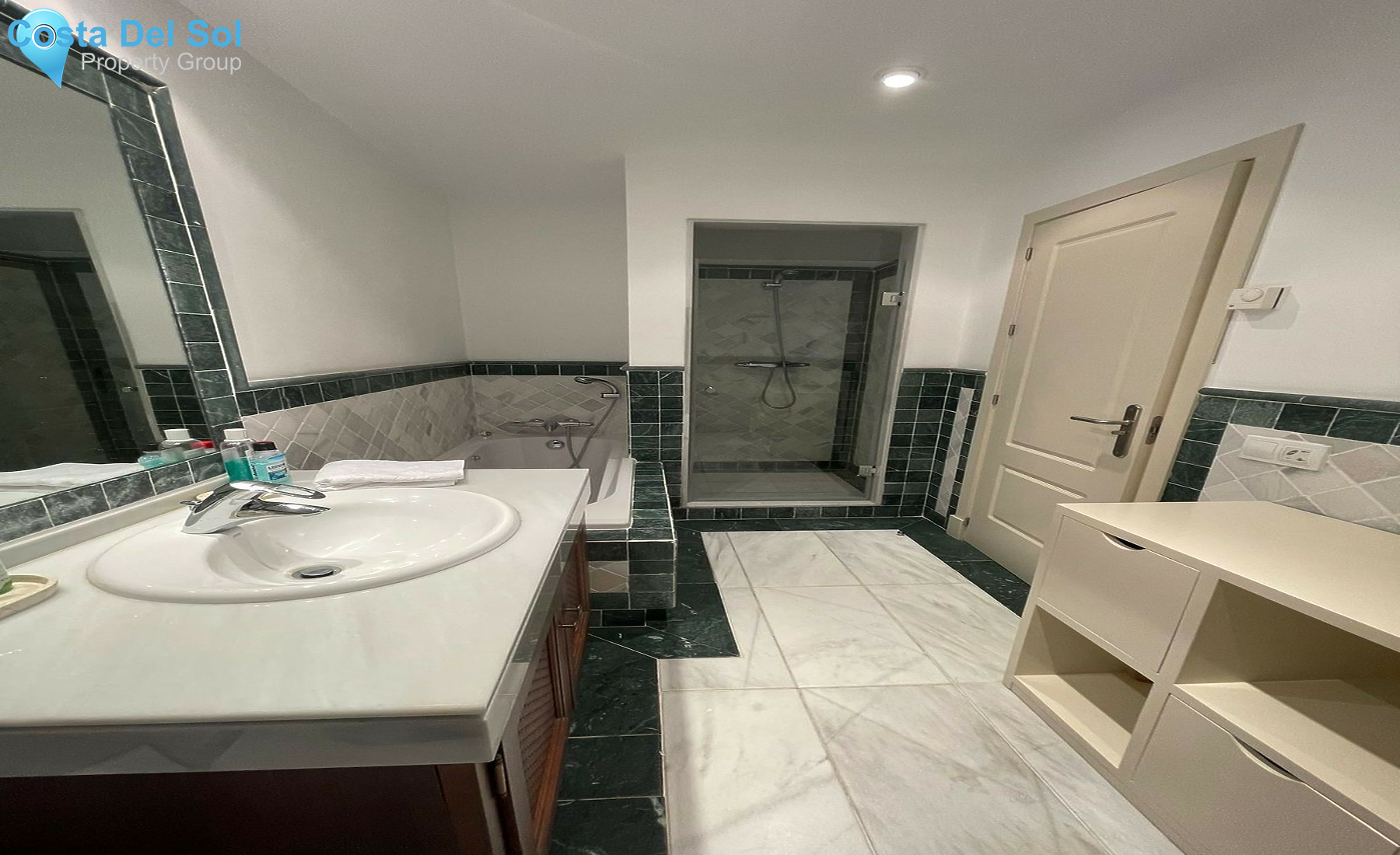 Middle Floor Apartment in The Golden Mile-1556873