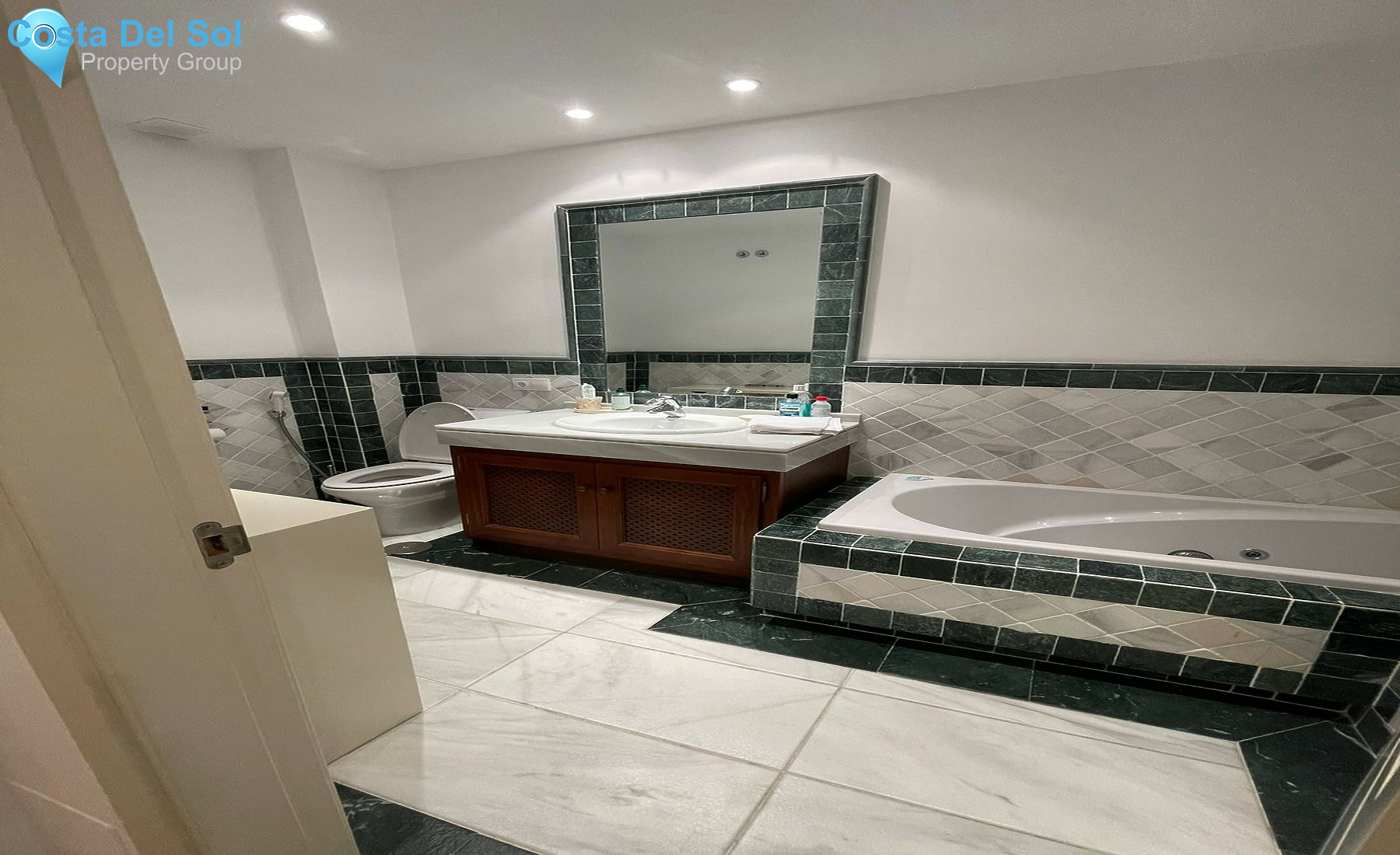 Middle Floor Apartment in The Golden Mile-1556874