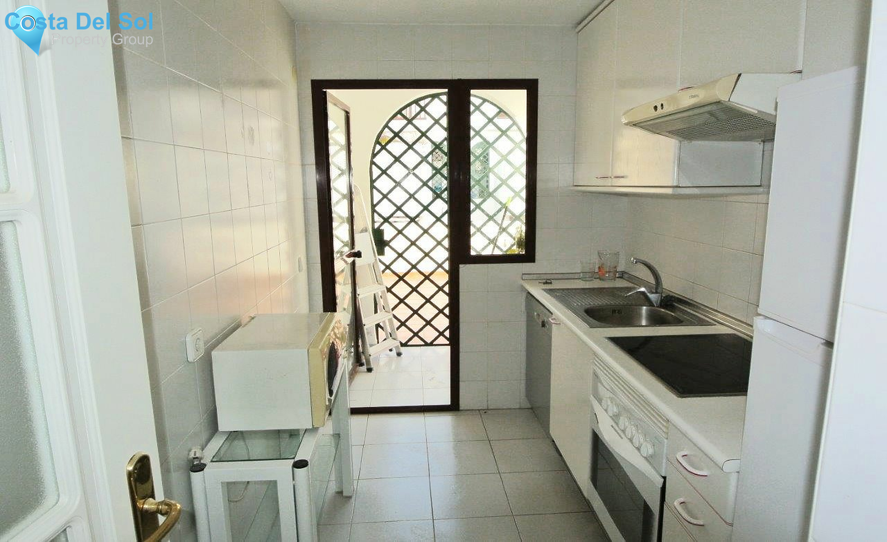 Middle Floor Apartment in The Golden Mile-1139608