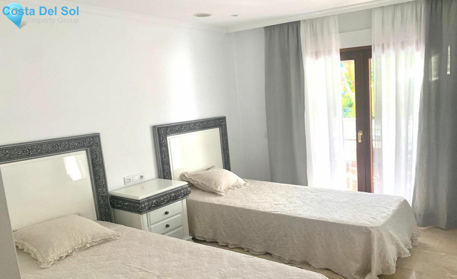 Middle Floor Apartment in The Golden Mile-1483906