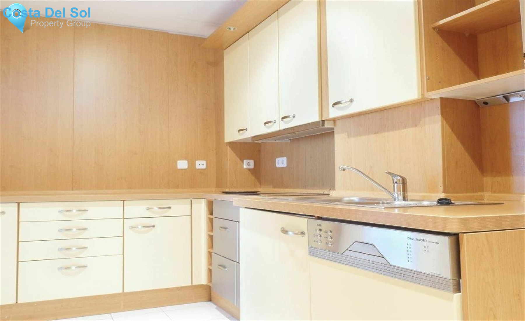 Middle Floor Apartment in The Golden Mile-1546020