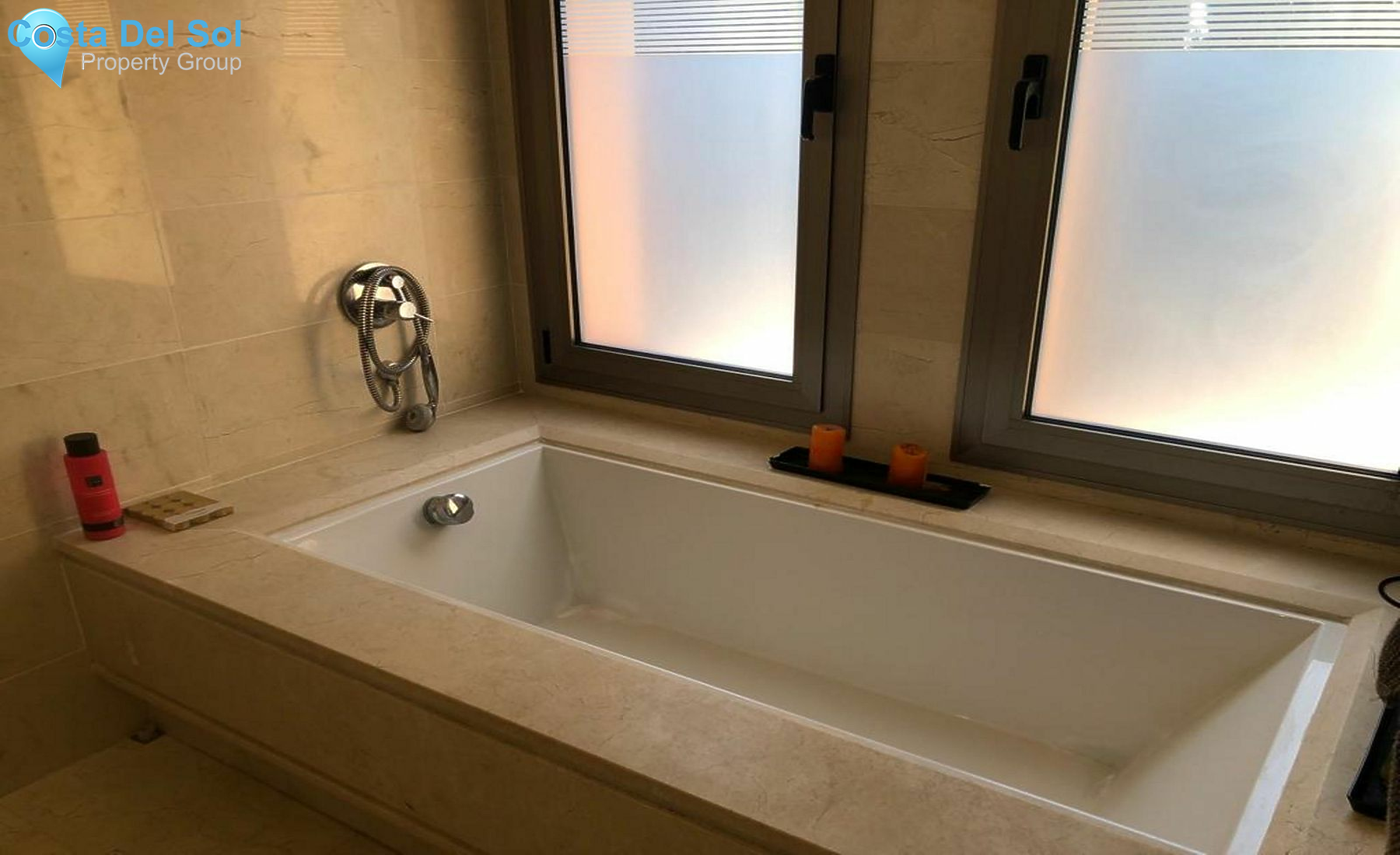 Top Floor Apartment in Bel Air-1498595