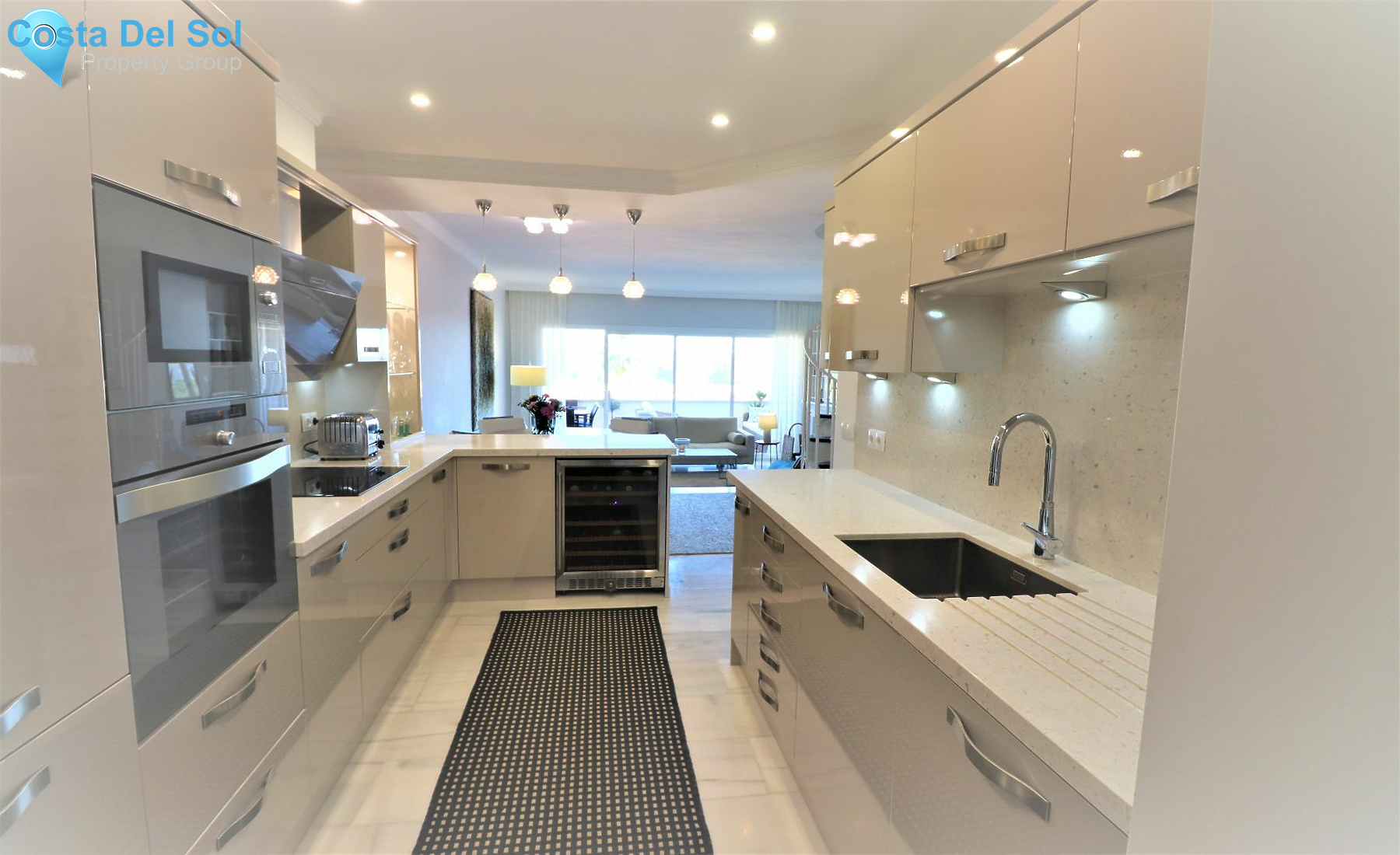 Townhouse in Nueva Andalucía-1140114