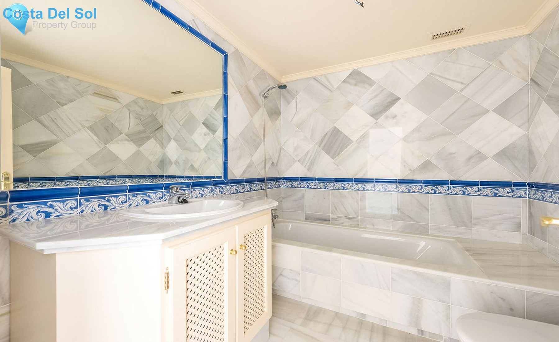 Ground Floor Apartment in Benahavís-1250806