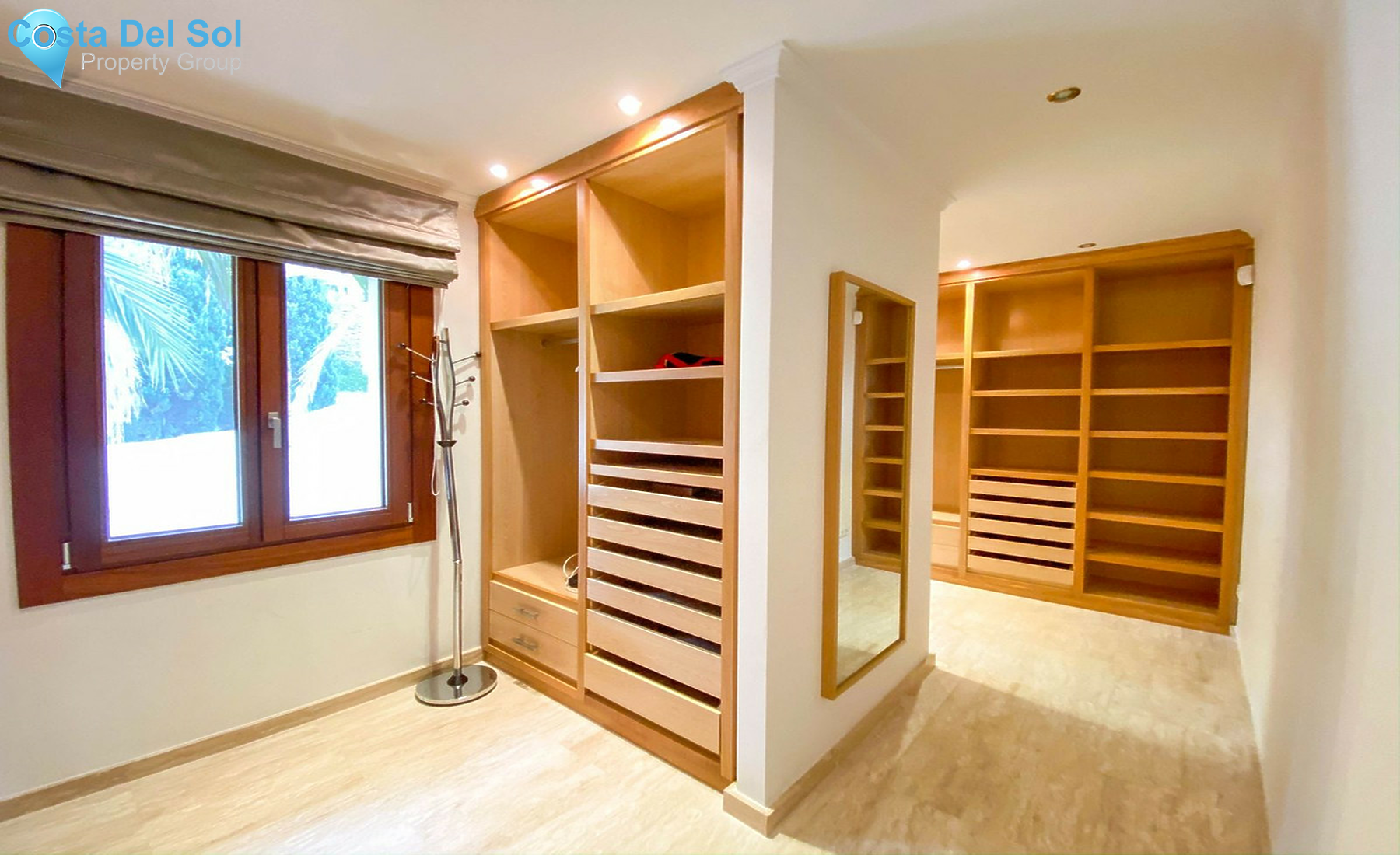 House in El Paraiso-1559236