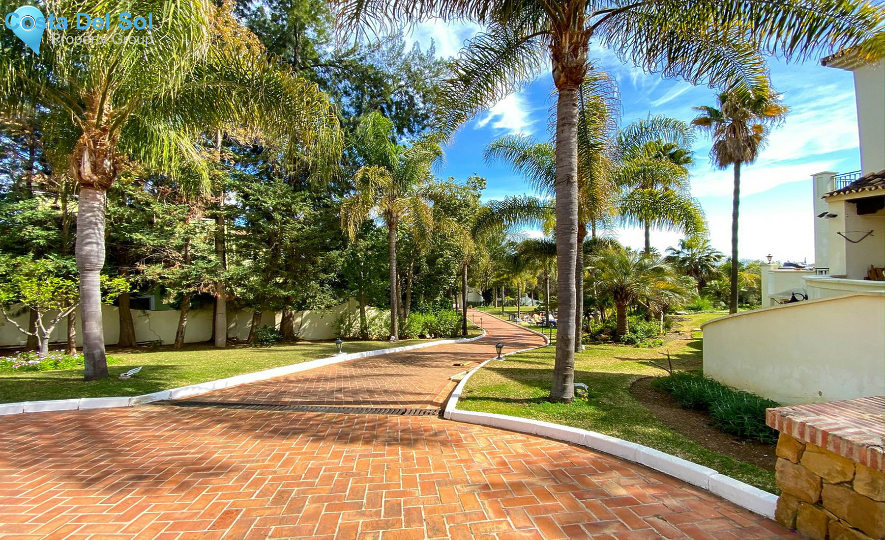 House in El Paraiso-1559238