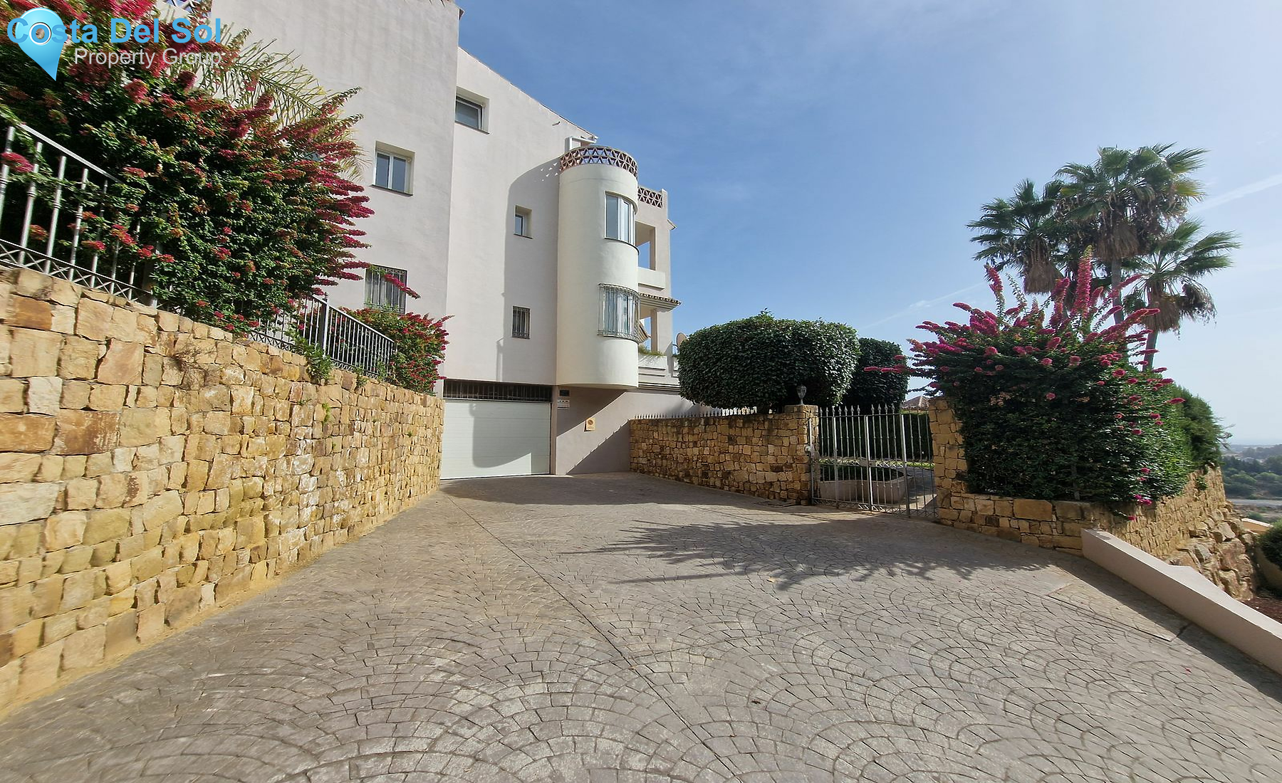 Middle Floor Apartment in Benahavís-1468287