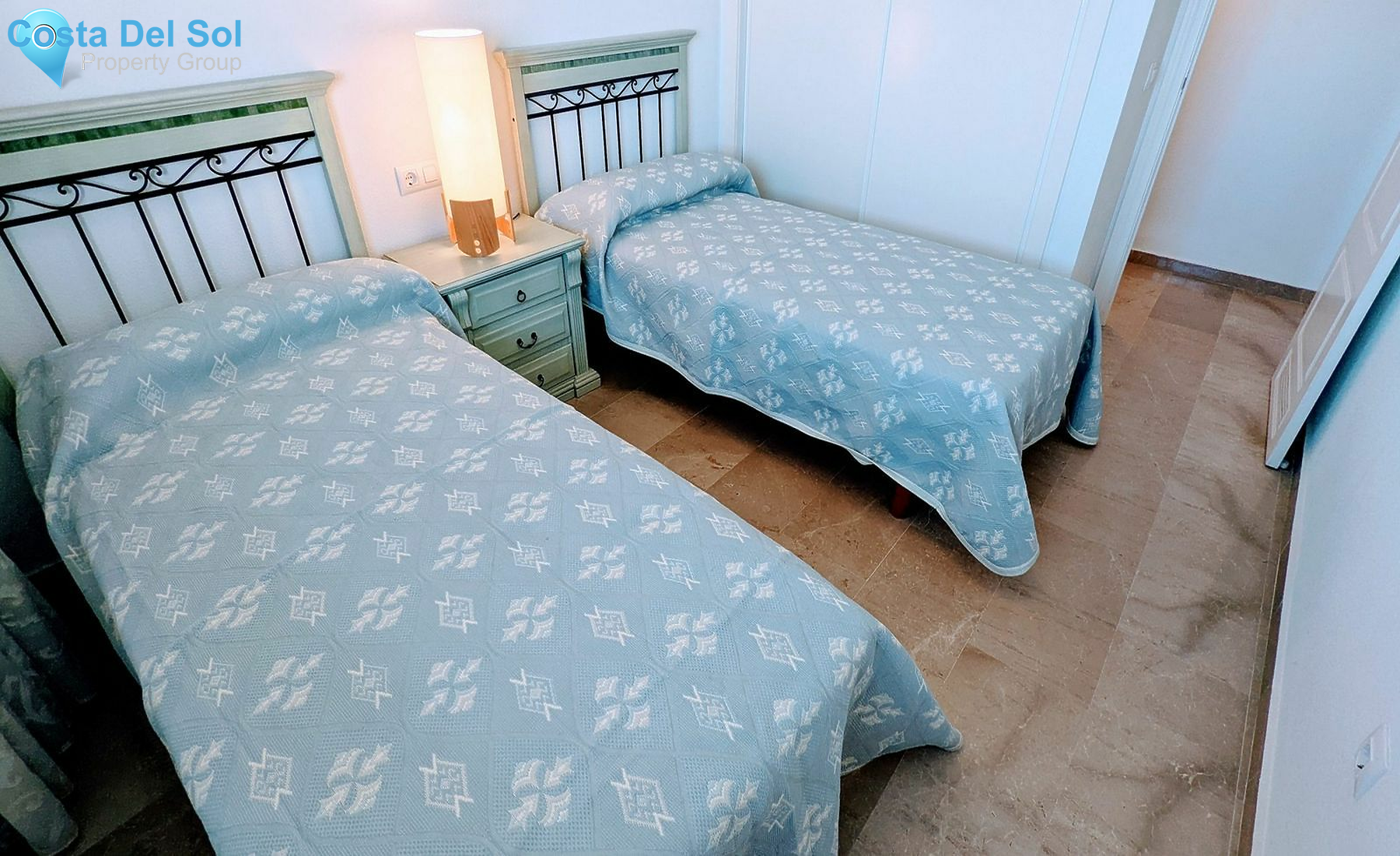 Middle Floor Apartment in Estepona-1488043
