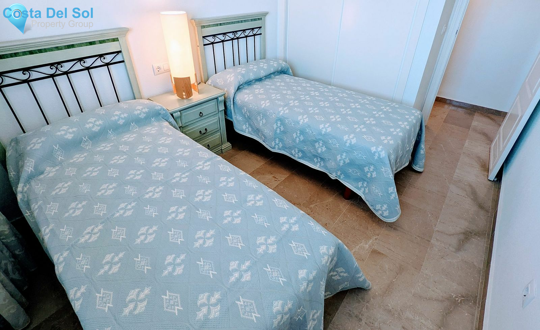 Middle Floor Apartment in Estepona-1513628