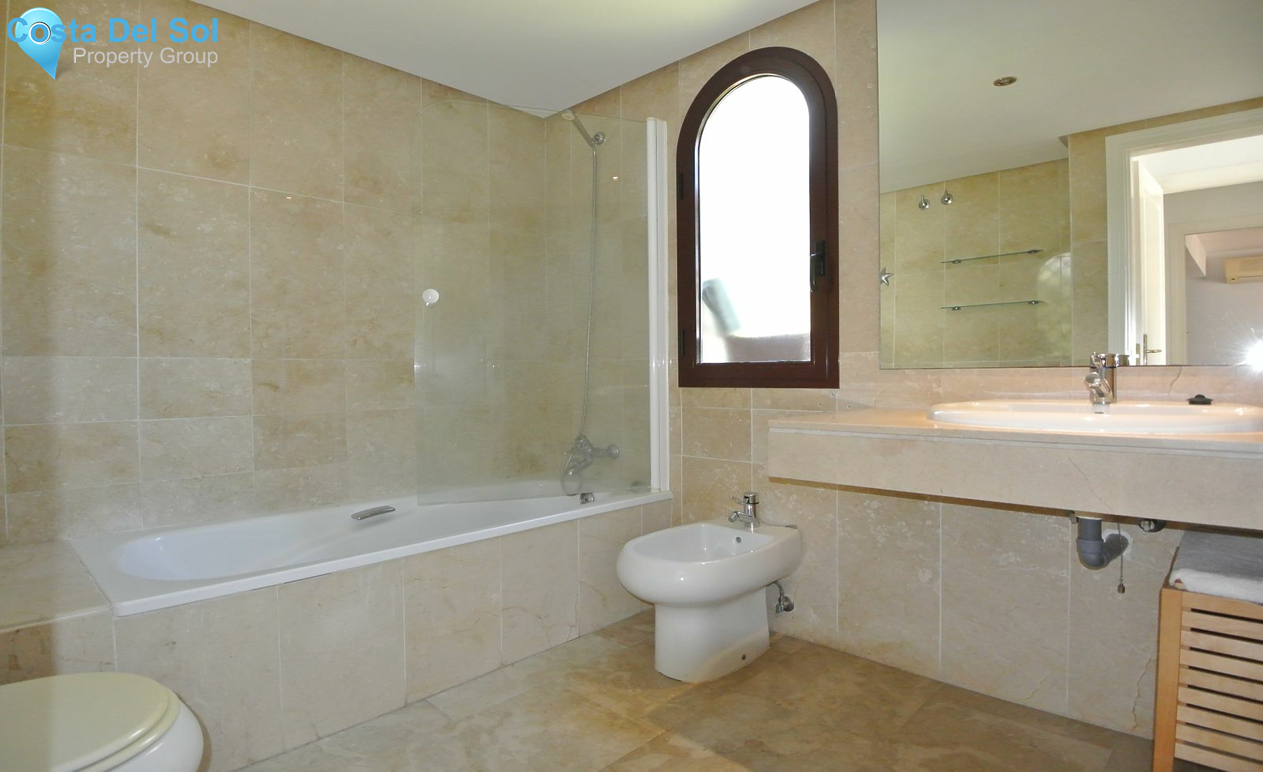 Middle Floor Apartment in The Golden Mile-1172336