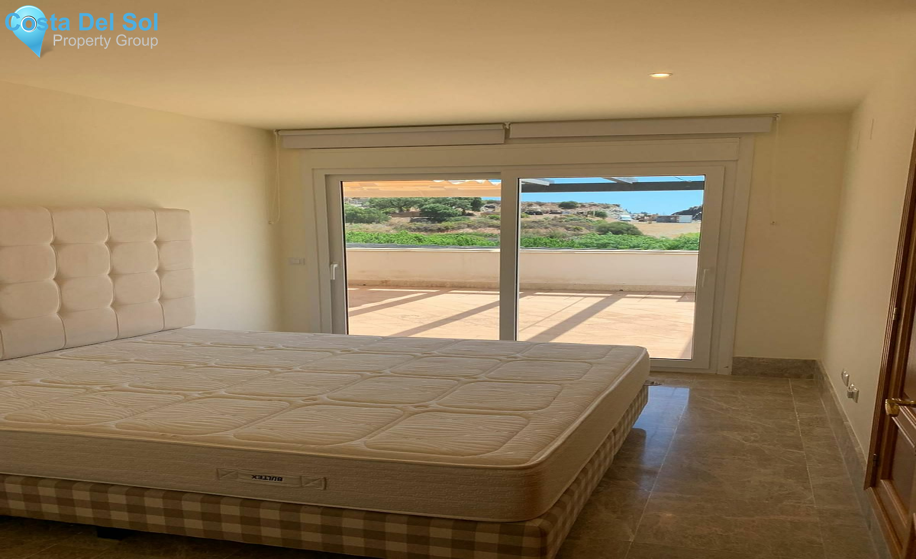 Middle Floor Apartment in Santa Clara-1484206