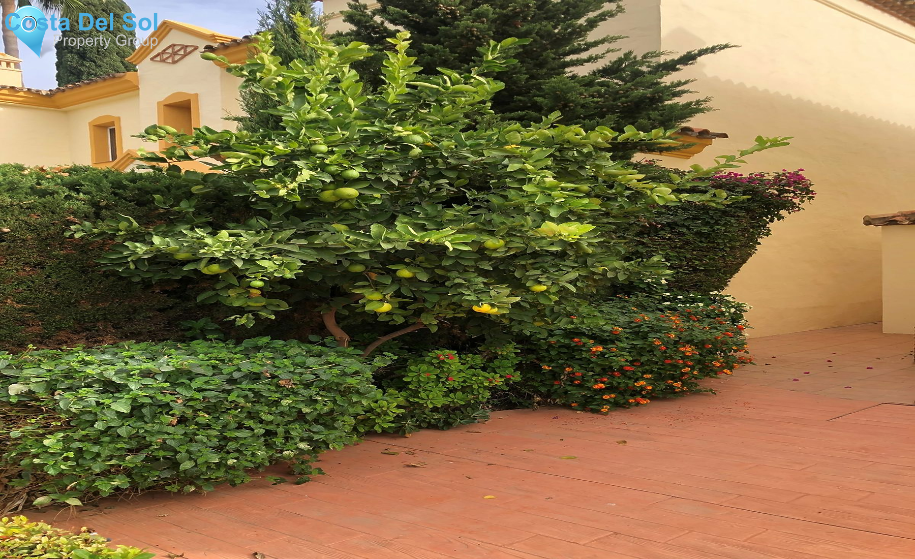 Semi-Detached House in Bel Air-1483737