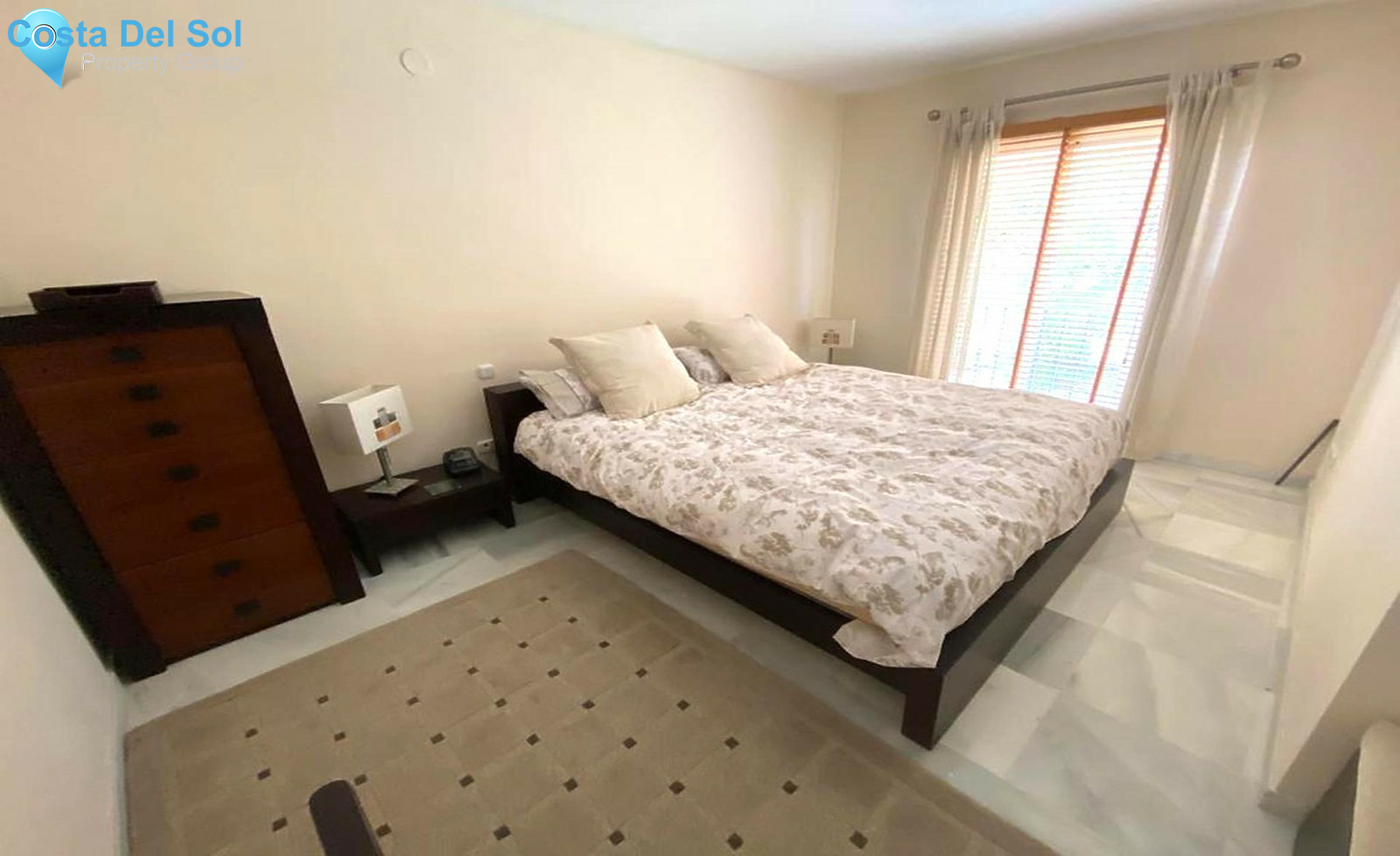 Townhouse in El Paraiso-1536276