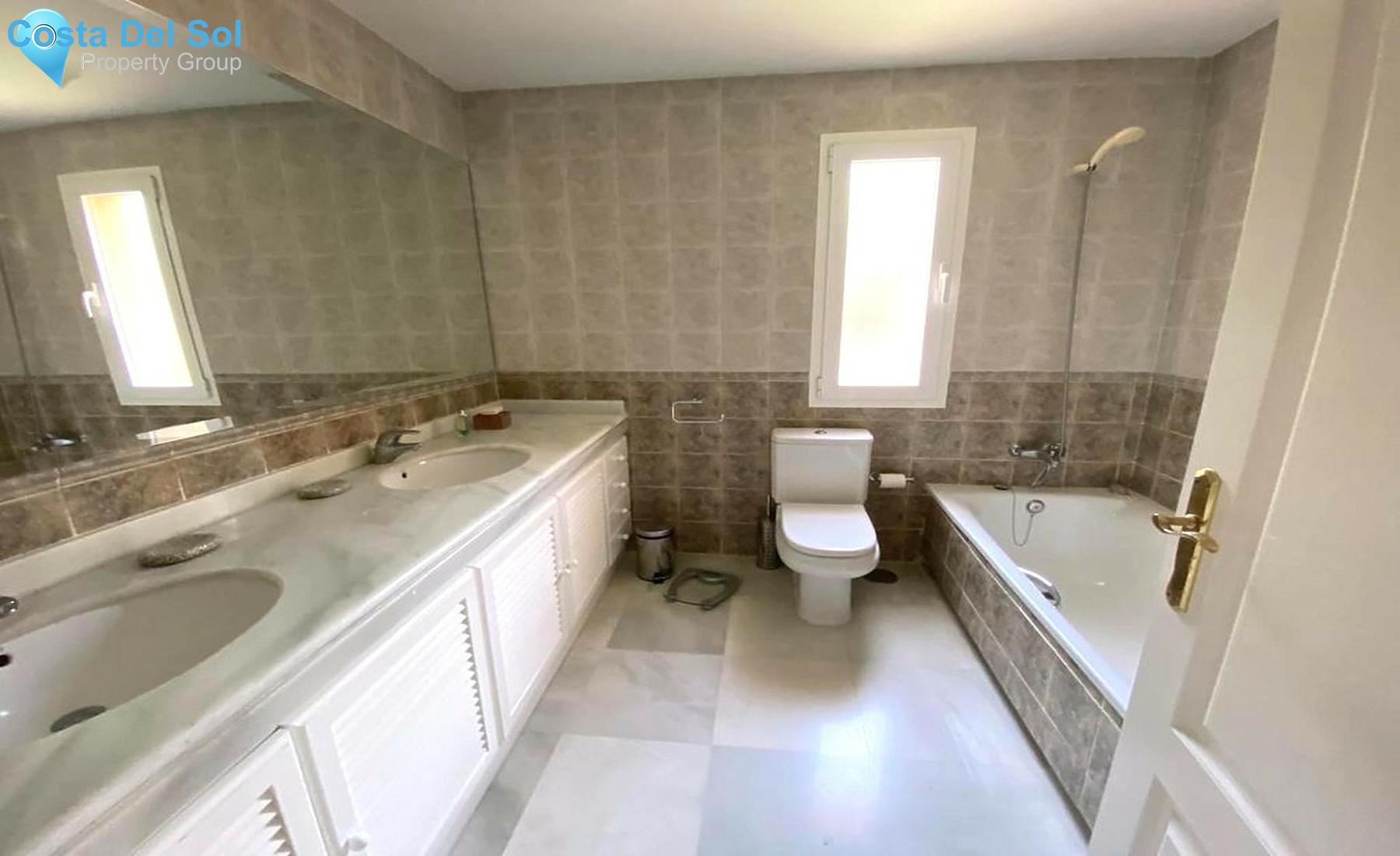 Townhouse in El Paraiso-1536280