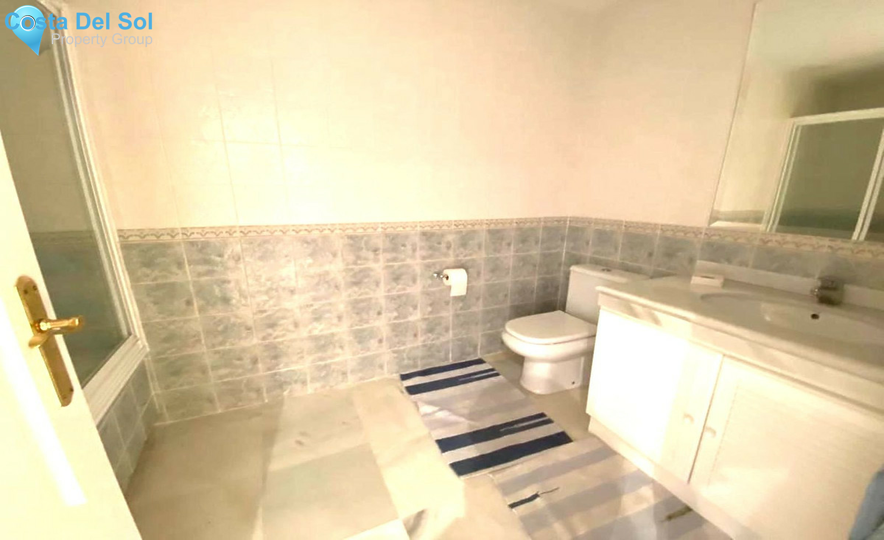 Townhouse in El Paraiso-1536282