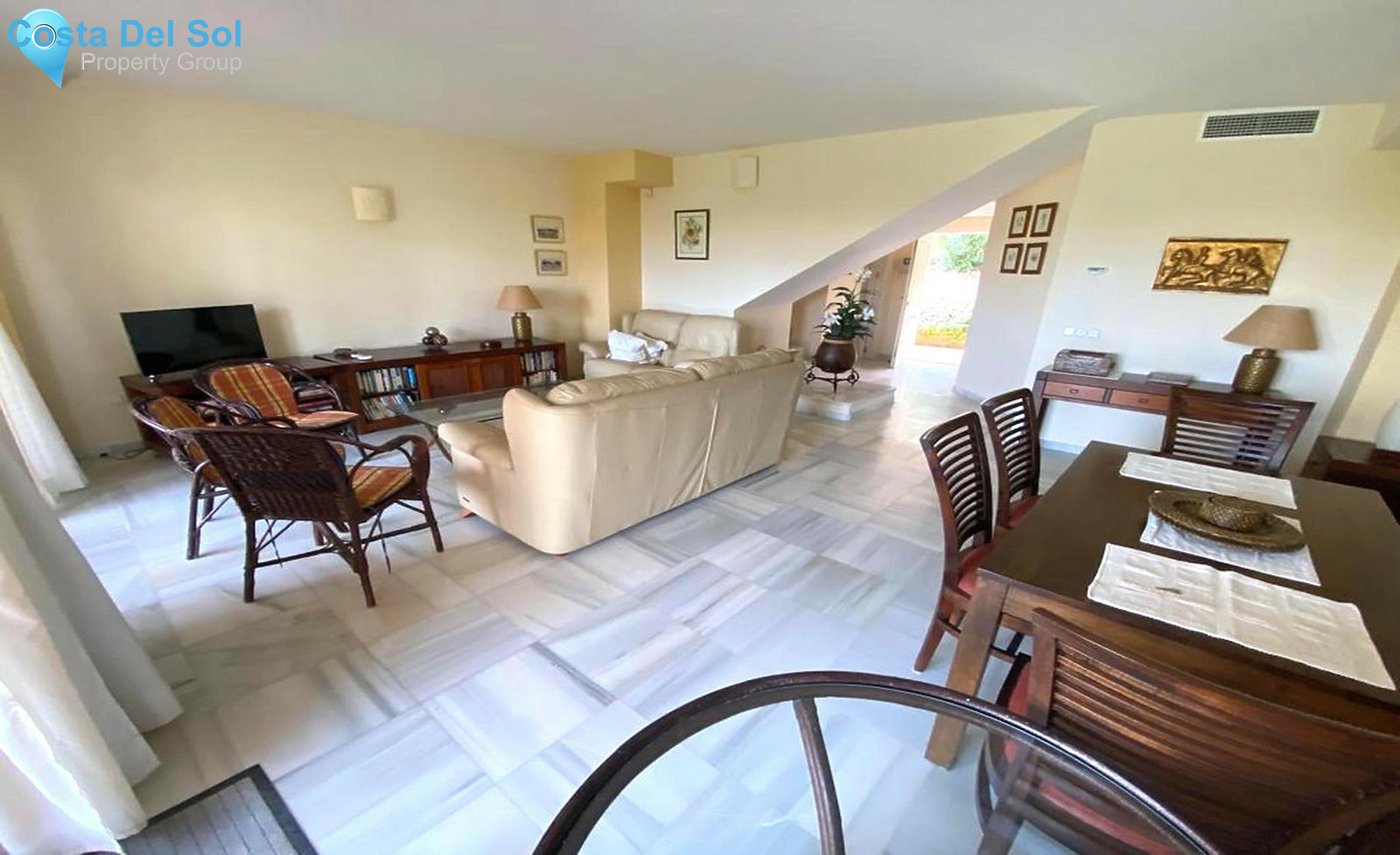 Townhouse in El Paraiso-1536272