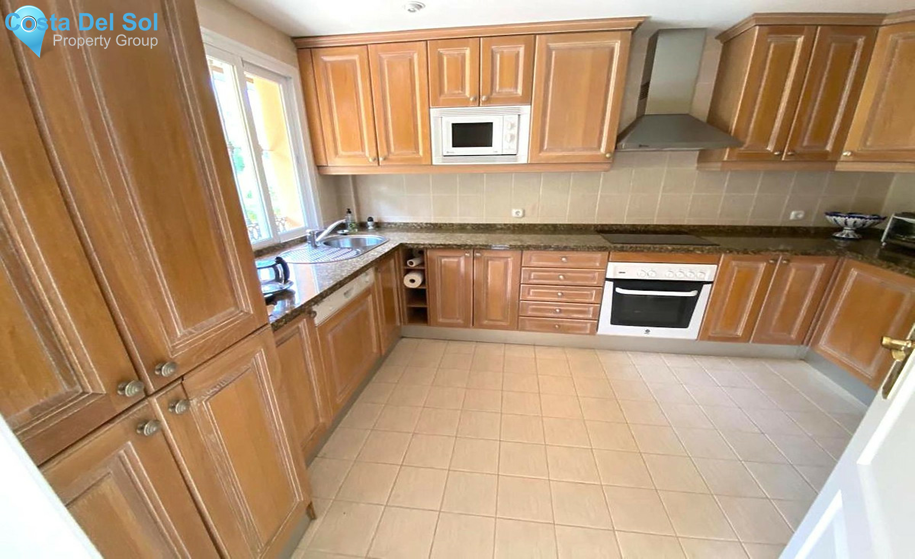 Townhouse in El Paraiso-1536273