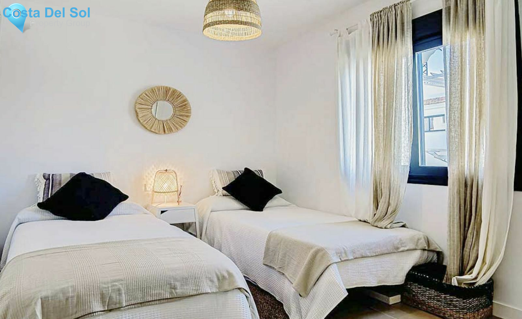 Townhouse in El Paraiso-1141210