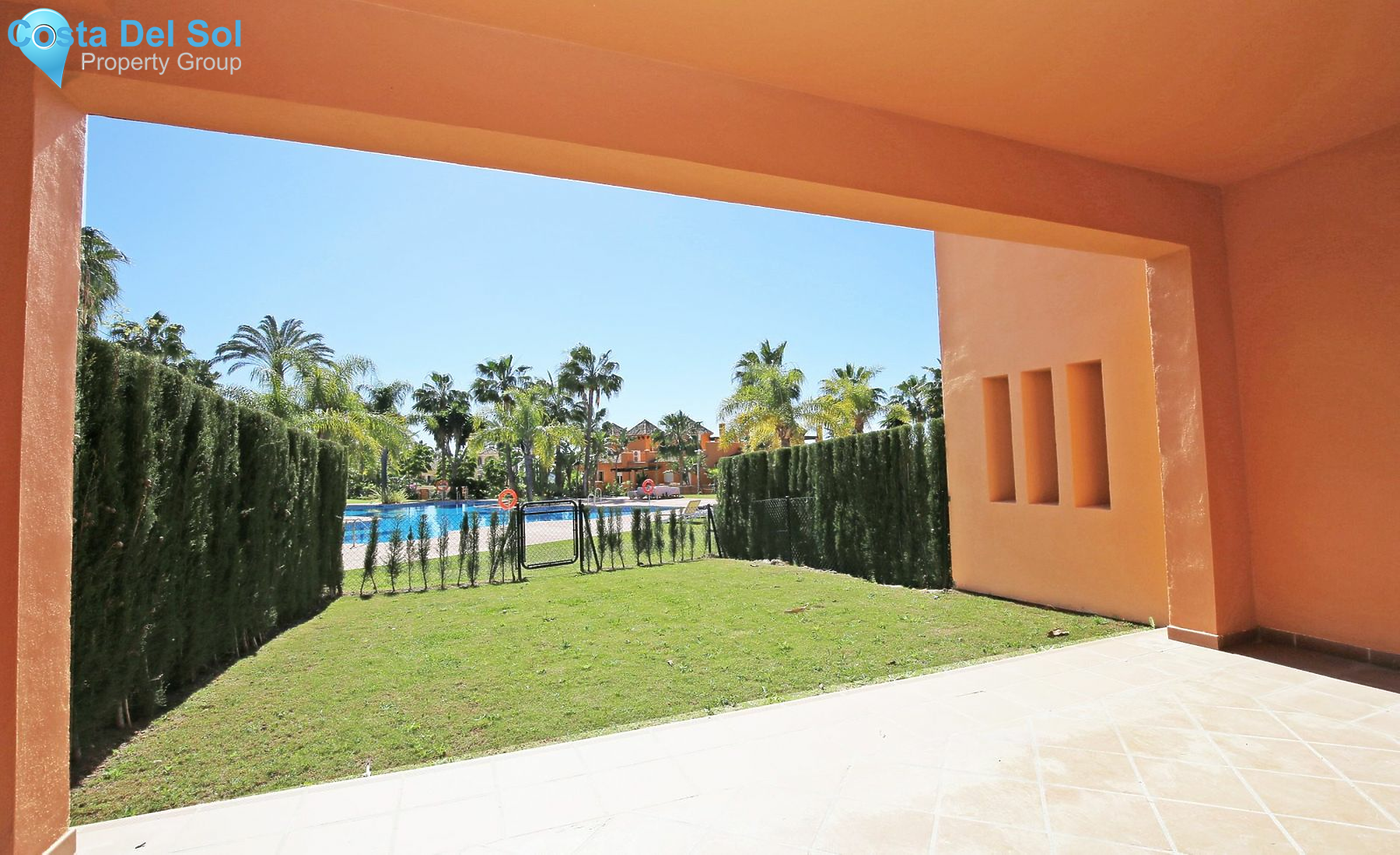 Townhouse in El Paraiso-1550715