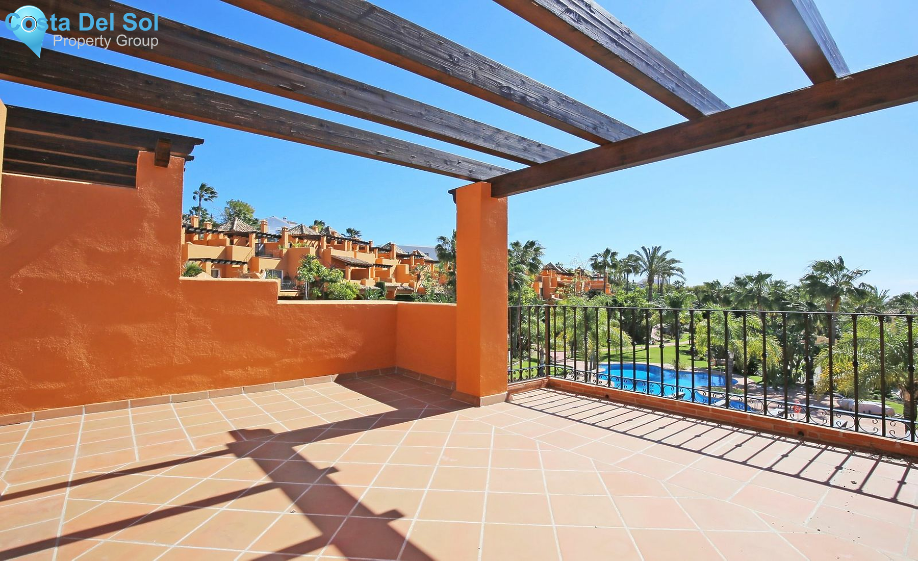 Townhouse in El Paraiso-1550701