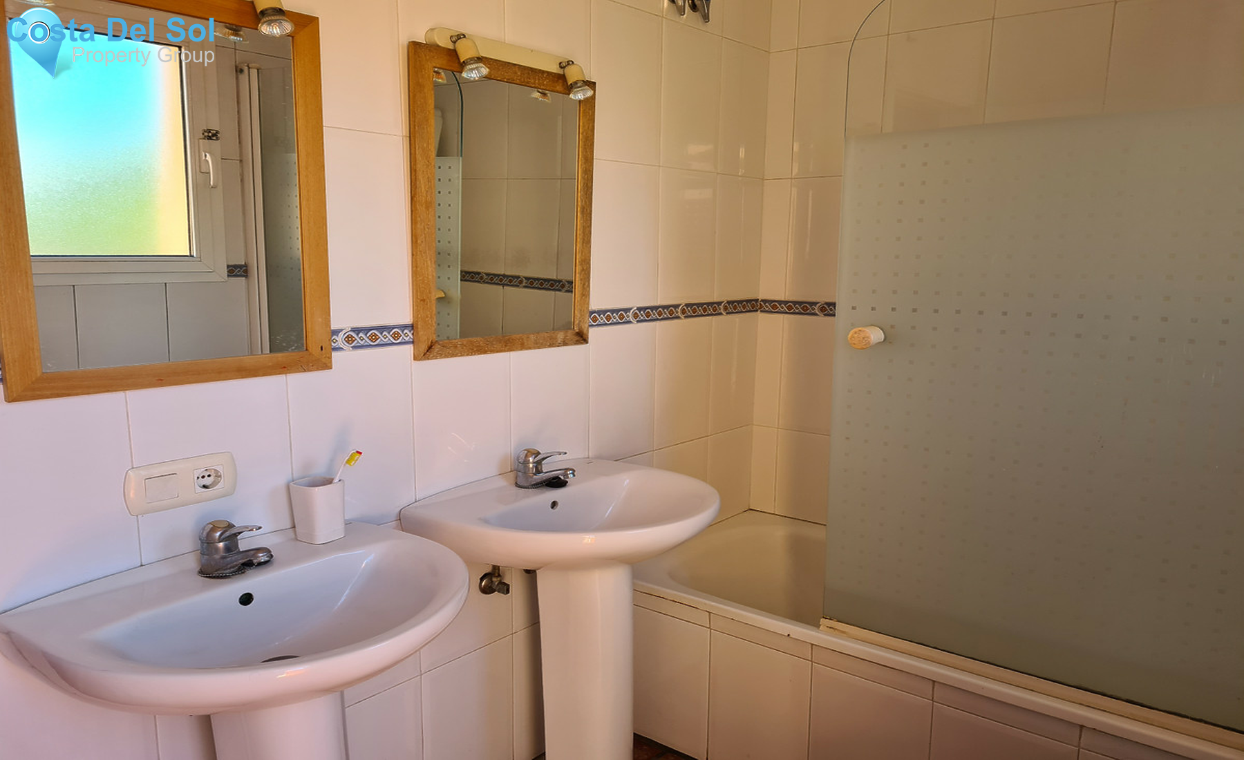 Townhouse in The Golden Mile-1401903