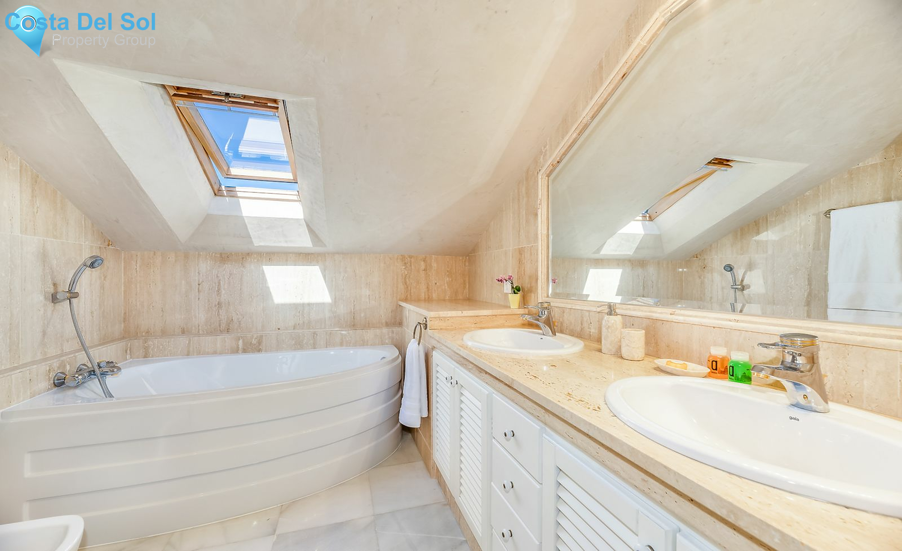 Townhouse in The Golden Mile-1152070