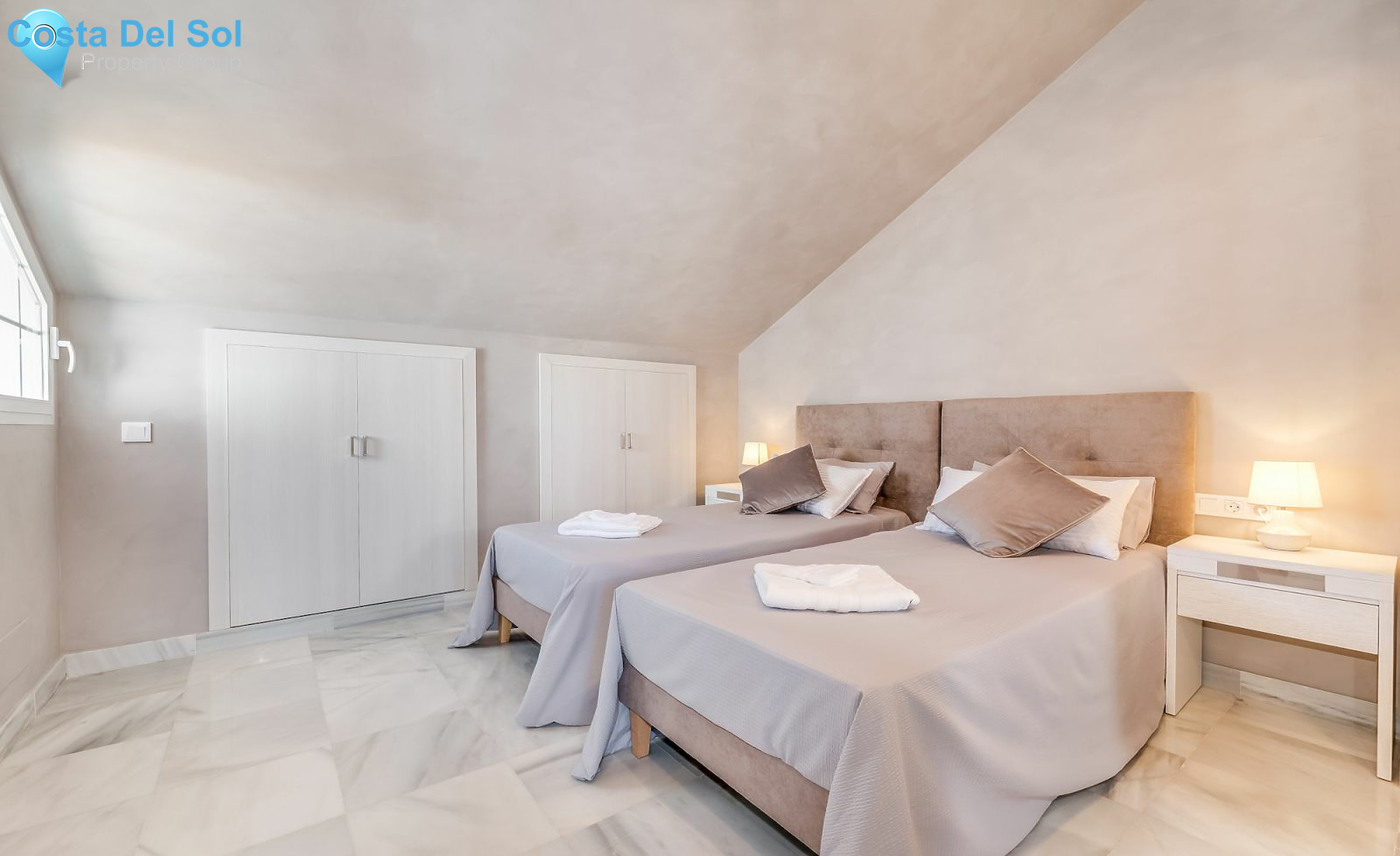 Townhouse in The Golden Mile-1152073