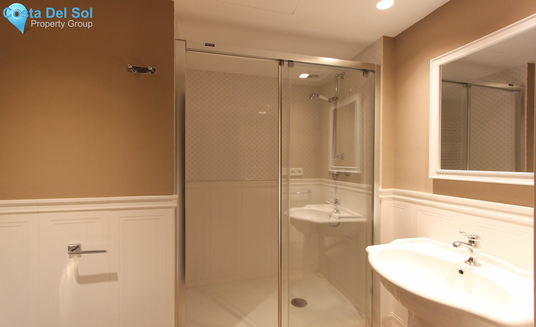 Townhouse in The Golden Mile-1171101