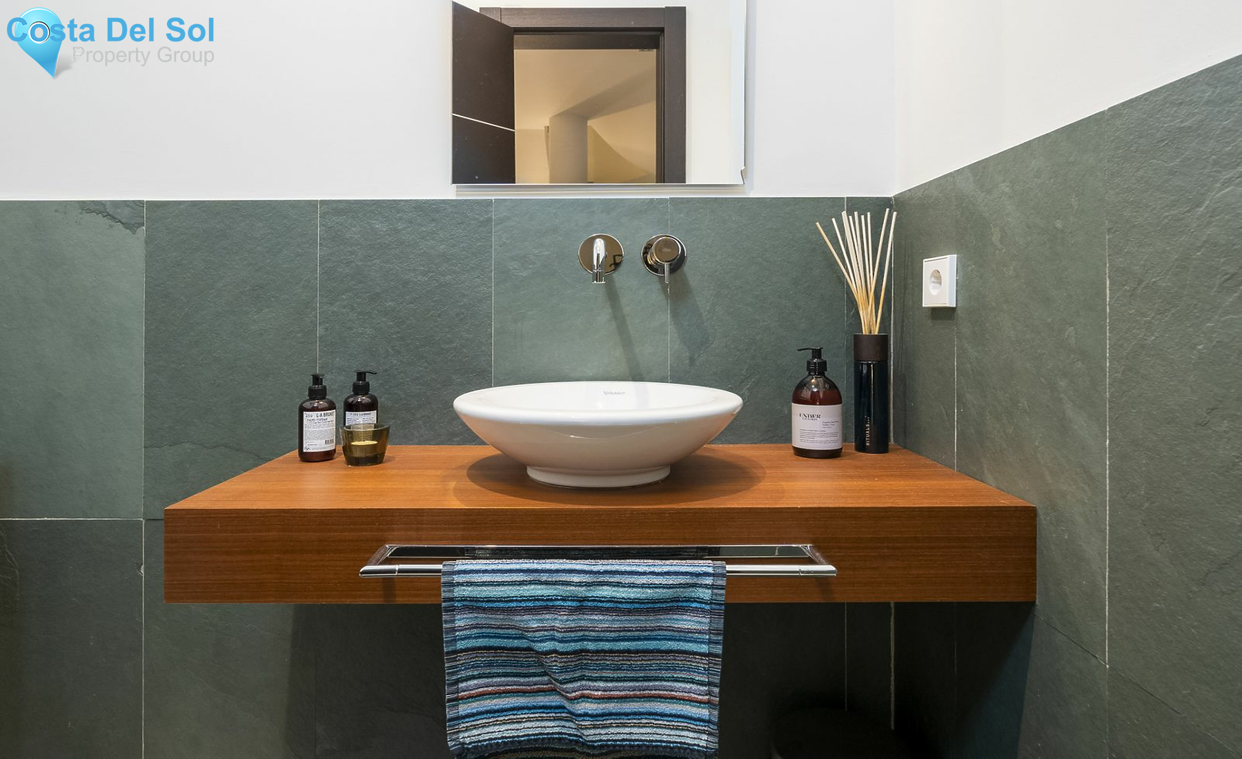 Townhouse in The Golden Mile-1531074